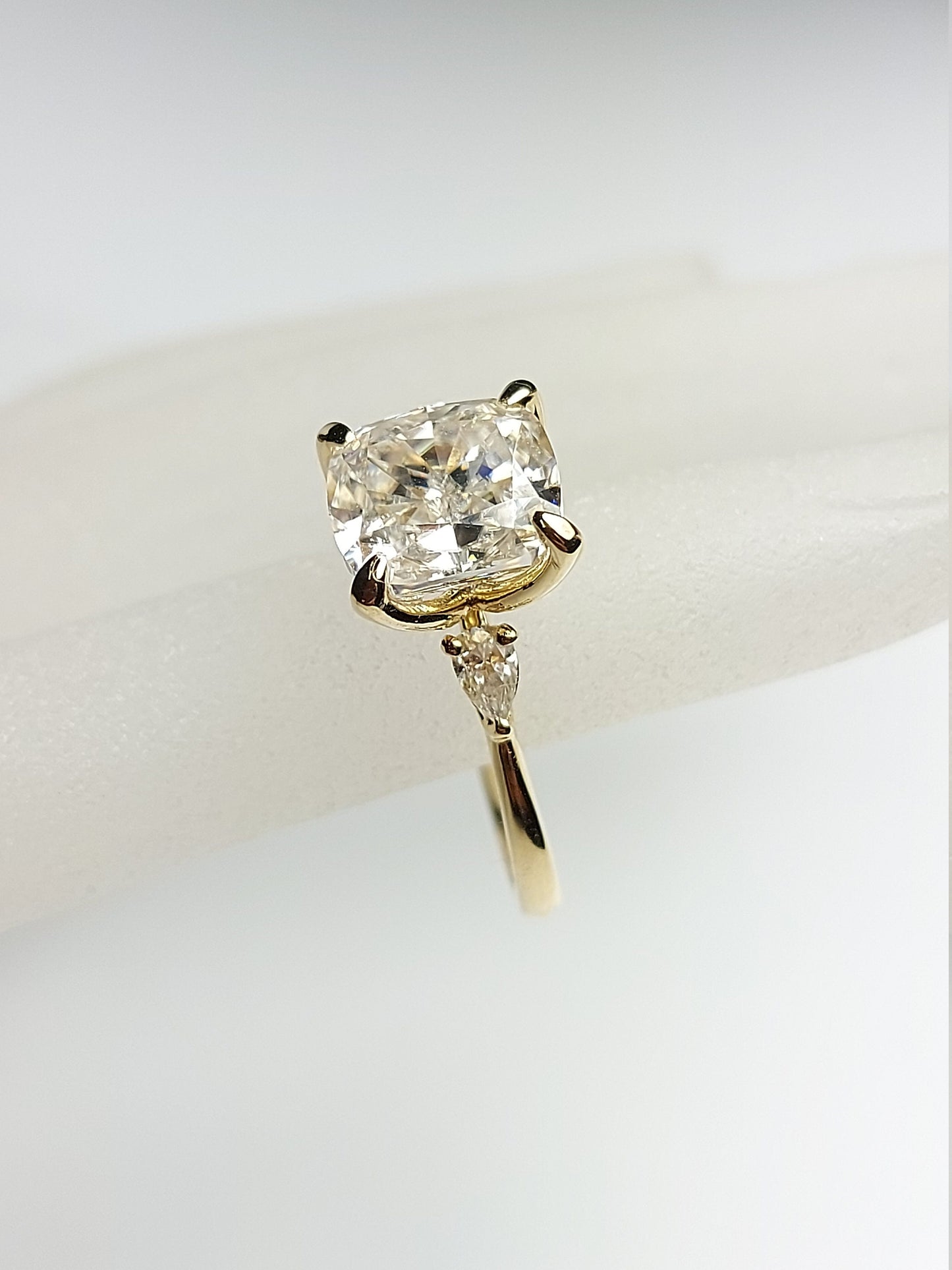 Bague de fiançailles taille coussin de 3,5 carats, bague de fiançailles en moissanite de 3,5 carats en or massif, bague de fiançailles en diamant allongée, bague de fiançailles moderne. Cushion cut 1Ct Moissanite taille brillant engagement ring in Gold or Platinum — custom handcrafted by Forever For Love