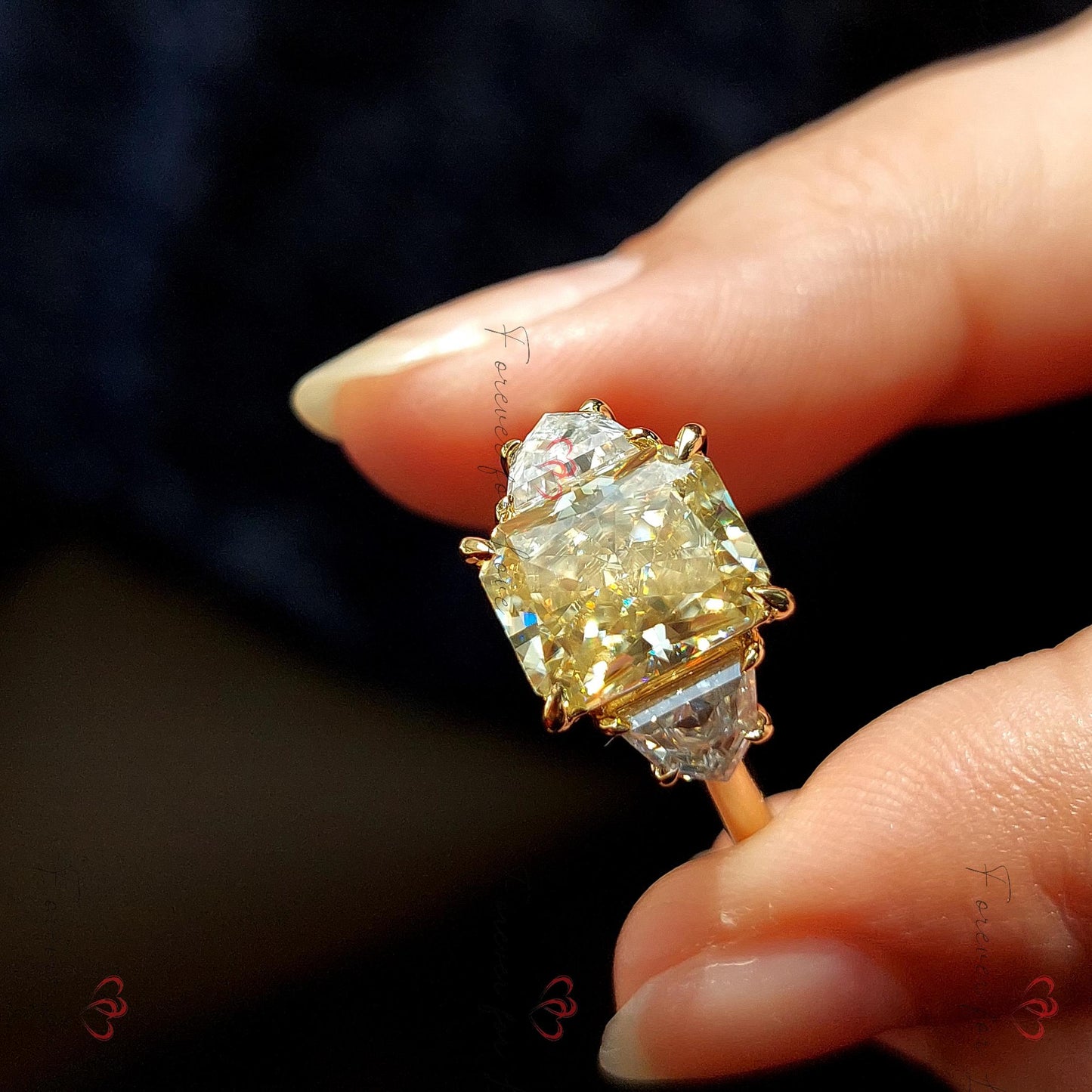 Bague de fiançailles en Moissanite Jaune Canari taille Radiant de 4 Ct, Bague de promesse en Or Massif, Bague de diamant taille Trillion, Bague cadeau d'anniversaire pour Elle. Radiant cut 1Ct Moissanite taille brillant engagement ring in Gold or Platinum — custom handcrafted by Forever For Love
