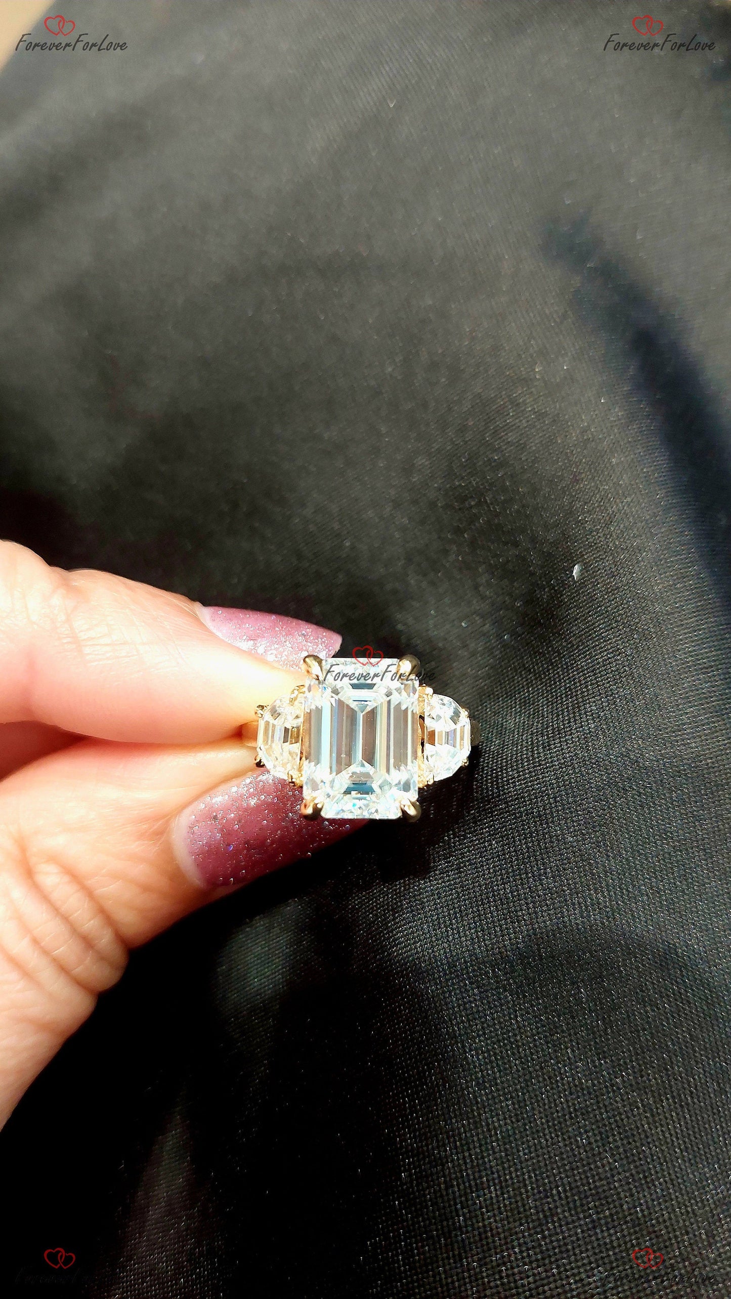 Verlobungsring mit drei Steinen aus 5 Karat Smaragd-Moissanit Emerald cut Moissanite engagement ring in Gold or Platinum — custom handcrafted by Forever For Love