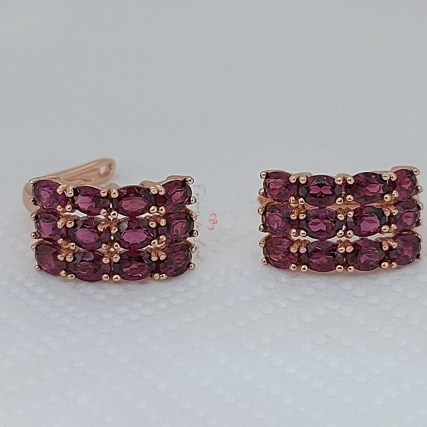 Créoles Grenat Huggies, Boucles d'Oreilles Huggies Rouges en Or 14 carats Petites Créoles avec Pierres Rouges, Cadeau Unique pour Femme Moissanite engagement ring in Gold or Platinum — custom handcrafted by Forever For Love