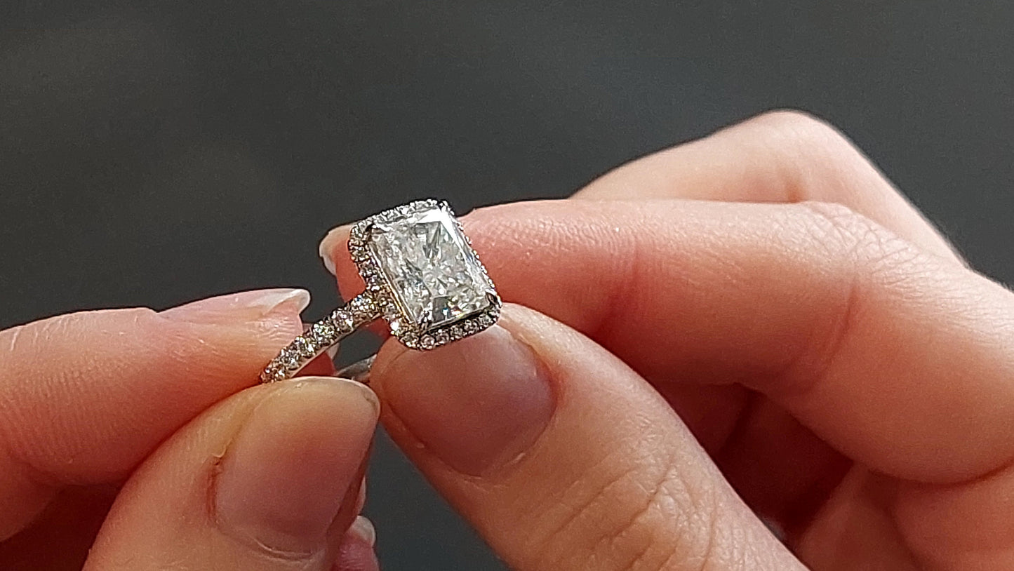 Bague de Fiançailles en Diamant de Laboratoire Radiant Certifié IGI de 2,01 Ct Radiant cut 1Ct Moissanite Taille Brillant engagement ring in Gold or Platinum — custom handcrafted by Forever For Love
