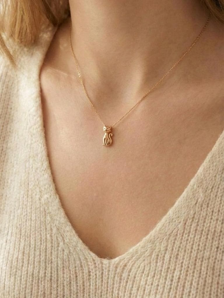 Massive Goldkatzenhalskette, 14k Gelbgold, zierlicher minimalistischer Katzenanhänger, zierliche Damenhalskette, besonderes Geschenk für sie. Moissanite engagement ring in Gold or Platinum — custom handcrafted by Forever For Love