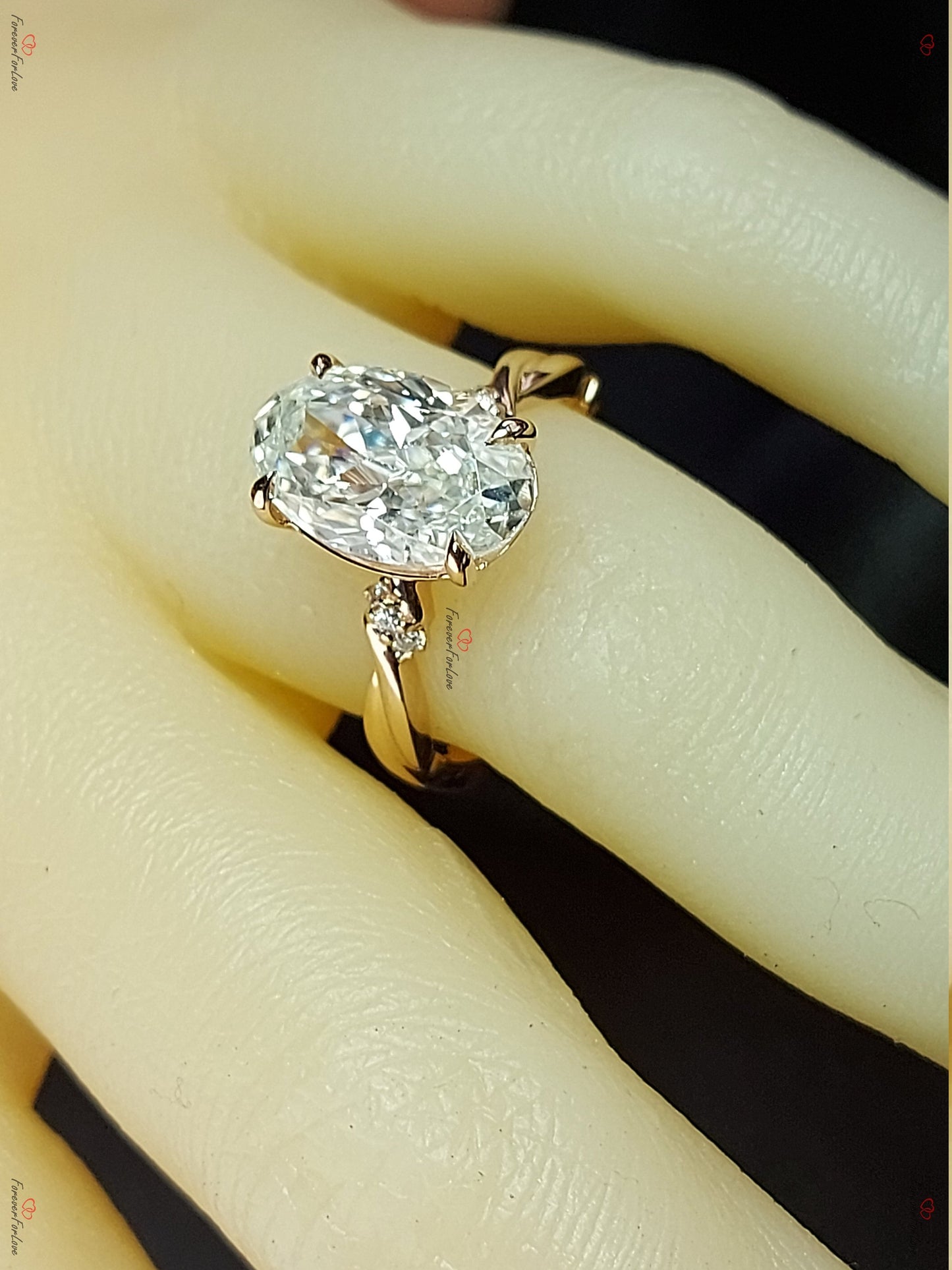 5.5 Karat Ovalschliff Twist-Band Verlobungsring, Moissanit Verlobung aus massivem Gold, länglicher Oval-Verlobungsring, moderner Verlobungsring. Oval cut Moissanite engagement ring in 935er Argentium Silber — custom handcrafted by Forever For Love