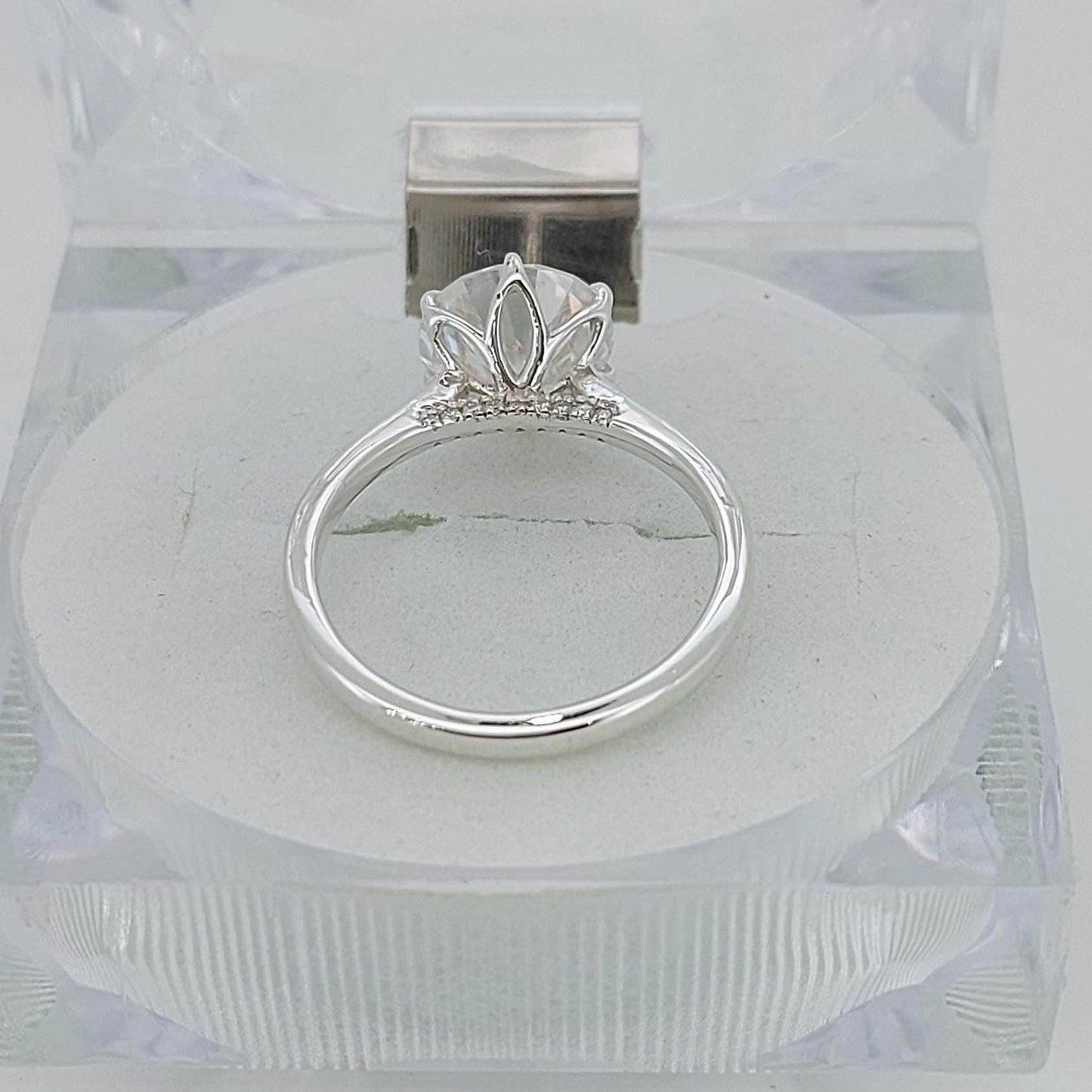 Bague de fiançailles solitaire 3 carats en diamant de laboratoire rond Round cut 1Ct Moissanite taille brillant engagement ring in Gold or Platinum — custom handcrafted by Forever For Love