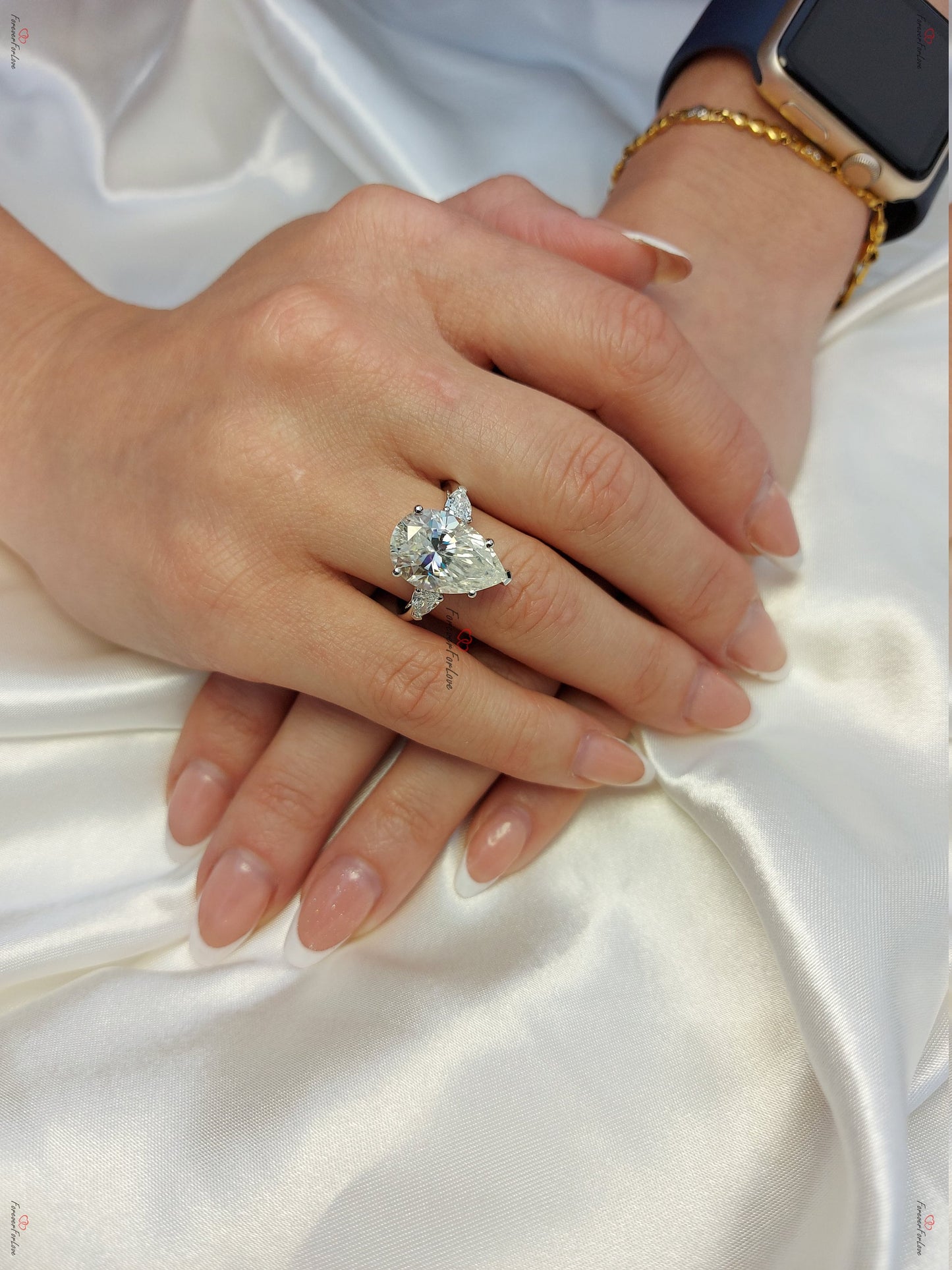 7,5 Karat tropfenförmiger Diamant-Verlobungsring, 14k Weißgold Diamantring, tropfenförmiger Verlobungsring, tropfenförmiger Moissanit-Ring, Drei-Stein-Ring. Pear cut Moissanite engagement ring in Gold or Platinum — custom handcrafted by Forever For Love