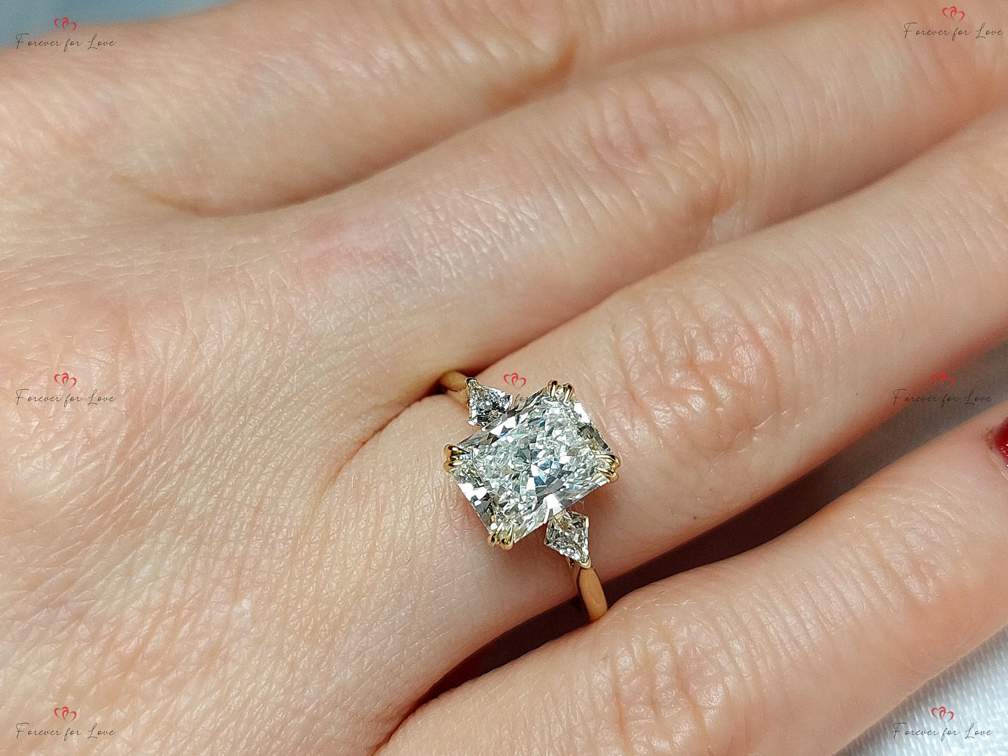 2 Karat IGI-zertifizierter strahlender Labor-Diamant-Verlobungsring mit drei Steinen Radiant cut Moissanite engagement ring in Gold or Platinum — custom handcrafted by Forever For Love