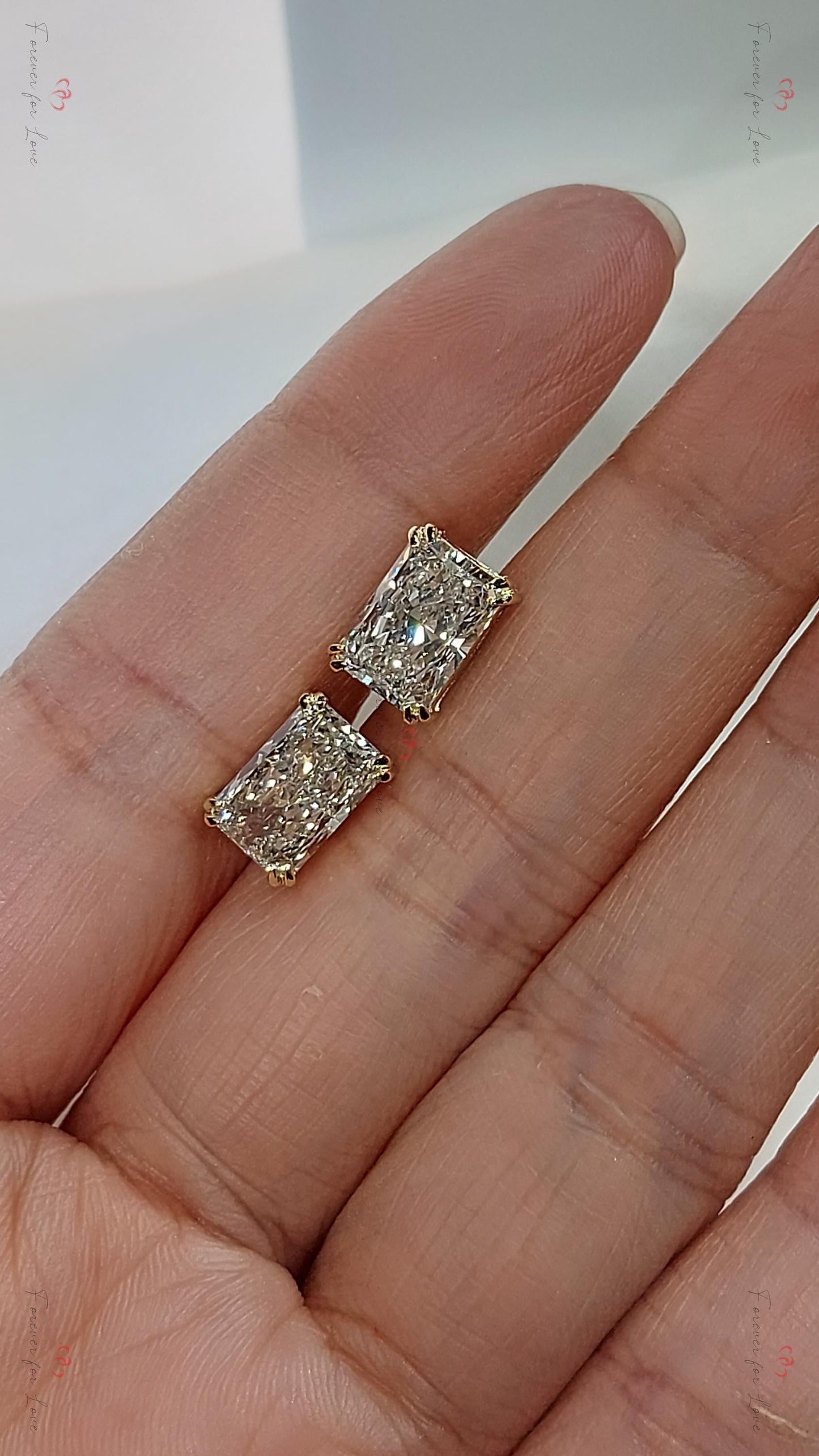 4 Karat Radiant-Schliff Laborgezüchtete Diamantohrstecker: 14K Gelbgold Moissanite engagement ring in Gold or Platinum — custom handcrafted by Forever For Love