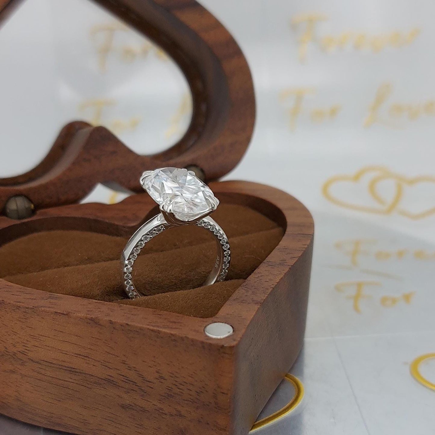 Bague de fiançailles ovale en moissanite 5 carats, bague de fiançailles ovale, bague en moissanite, bague de fiançailles, cadeau parfait pour elle Oval cut 1Ct Moissanite taille brillant engagement ring in Gold or Platinum — custom handcrafted by Forever For Love