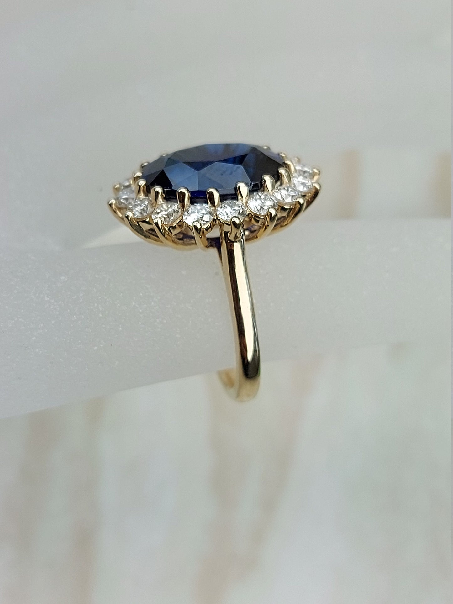 Bague de Fiançailles Ovale 6 carats avec Diamant Bleu Naturel et Saphir Oval cut 1Ct Saphir naturel engagement ring in Gold or Platinum — custom handcrafted by Forever For Love