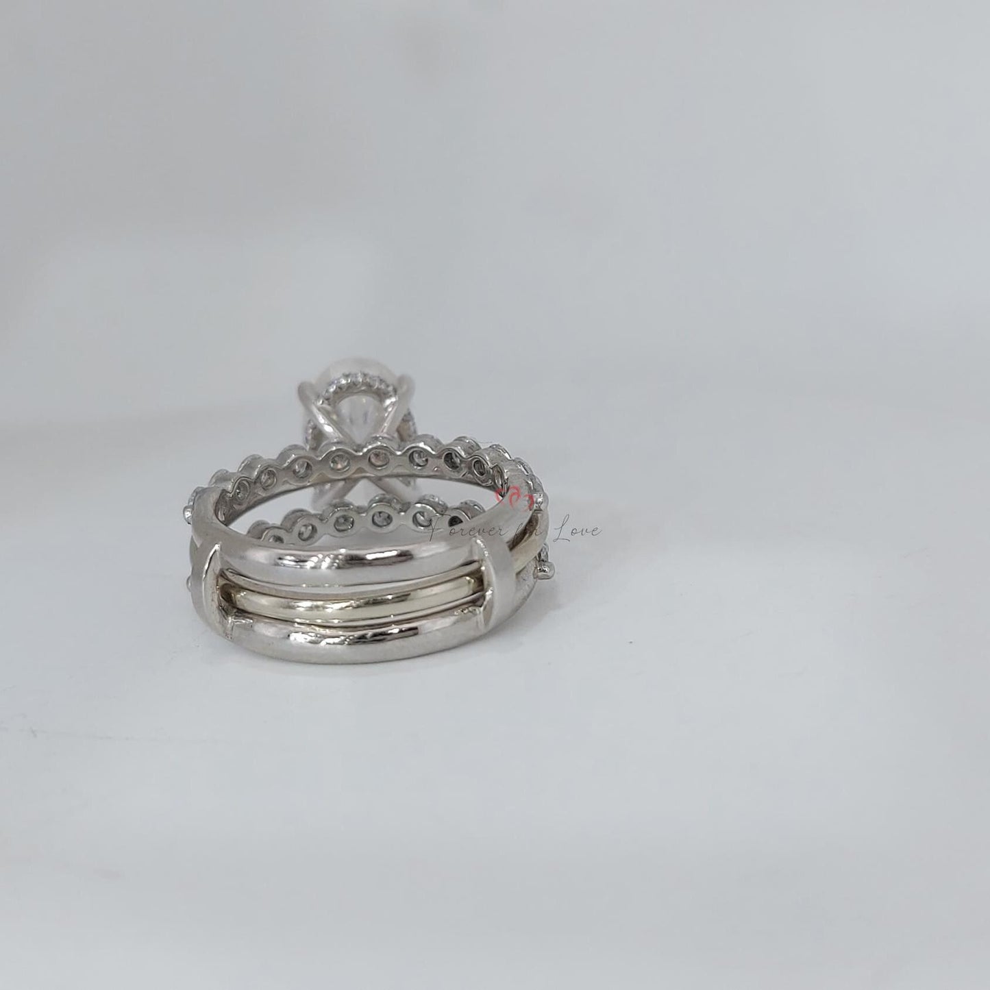 Alliance de mariage ovale en moissanite 3 carats Oval cut Moissanite Taille Brillant engagement ring in Gold or Platinum — custom handcrafted by Forever For Love