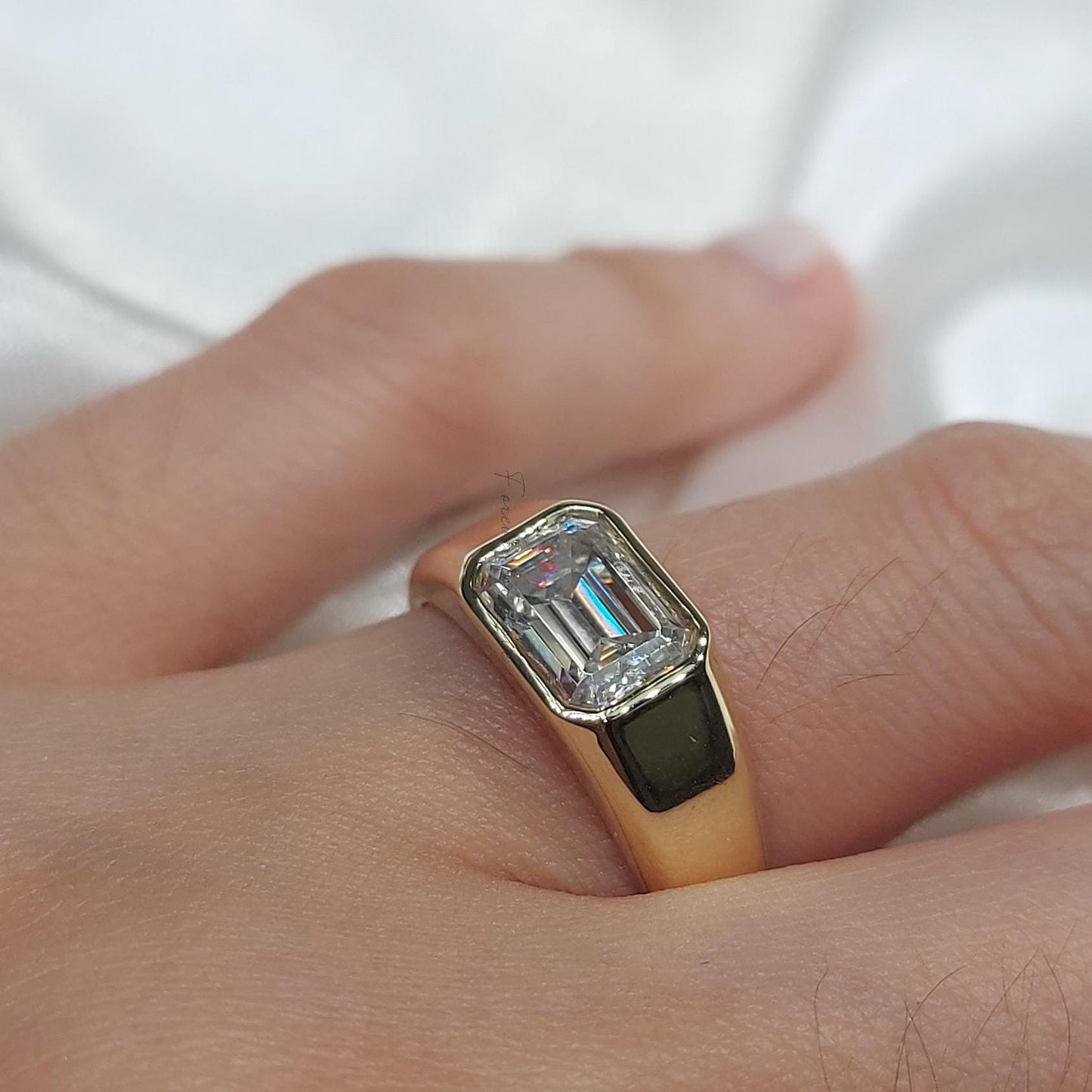 Verlobungsring mit Kissen-Labor-Diamant und Smaragd im Solitär-Schliff Cushion cut Moissanite engagement ring in 935er Argentium Silber — custom handcrafted by Forever For Love