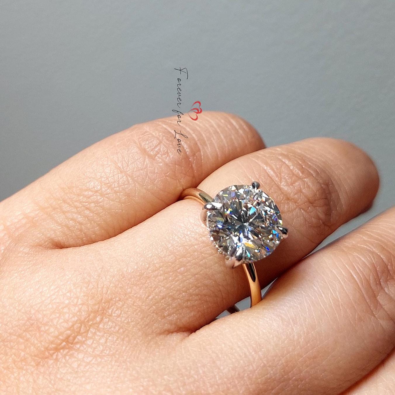 4 Karat runder Labor-Diamant-Verlobungsring mit Krappenfassung Round cut Moissanite engagement ring in 935er Argentium Silber — custom handcrafted by Forever For Love