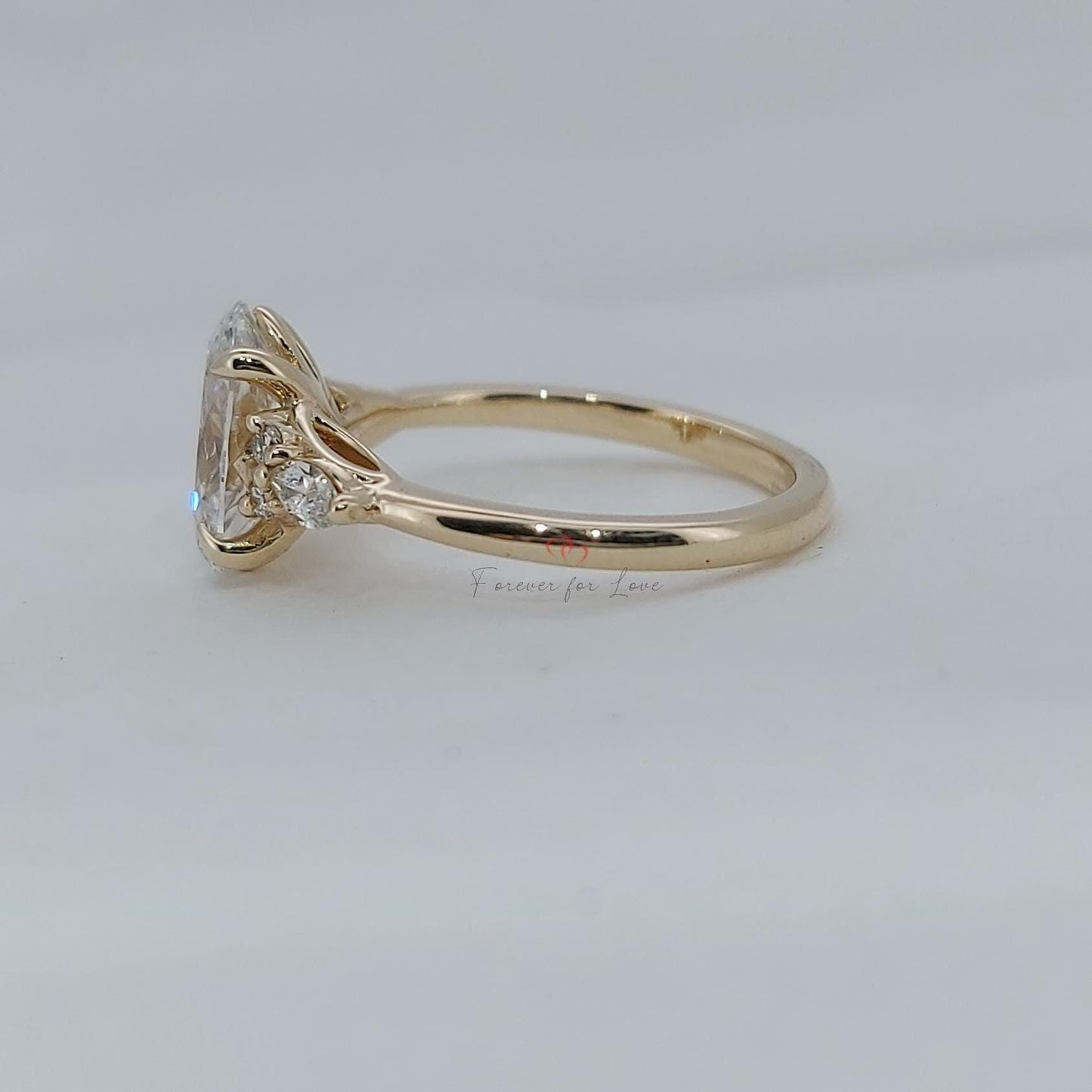 Verlobungsring mit Cluster aus 2 Karat ovalen Labor-Diamanten Oval cut Moissanite engagement ring in Gold or Platinum — custom handcrafted by Forever For Love
