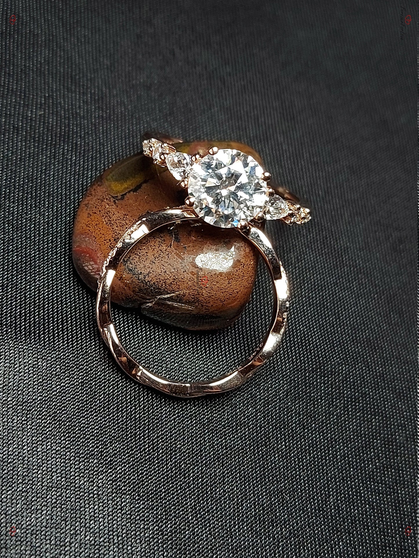 Verlobungsring mit birnenförmigem Moissanit und Cluster Pear cut Moissanite engagement ring in 935 Argentium Silber — custom handcrafted by Forever For Love