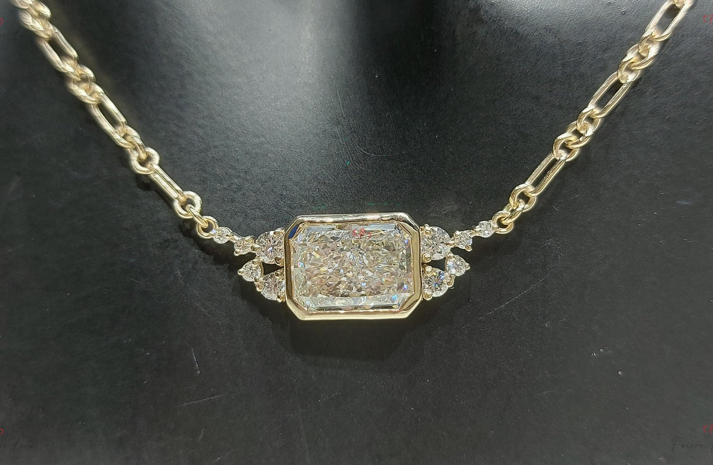Strahlender Diamant-Solitär-Anhänger mit schwebender Fassung und 45 cm langer Gliederkette, IGI-zertifiziert, 4 Karat, F-Farbe, VS1-Klarheit, 14 Karat Gelbgold. Moissanite engagement ring in Gold or Platinum — custom handcrafted by Forever For Love