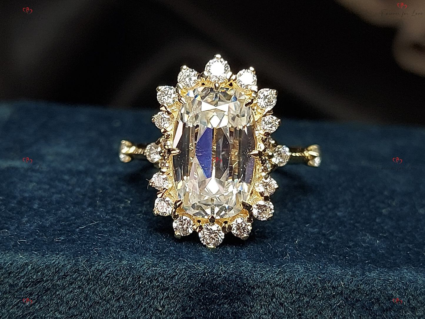 Bague de fiançailles vintage en moissanite taille coussin, bague de fiançailles auréole, bague de fiançailles solitaire en or massif taille ancienne, bague d'anniversaire. Cushion cut 1Ct Moissanite Taille Brillant engagement ring in Gold or Platinum — custom handcrafted by Forever For Love