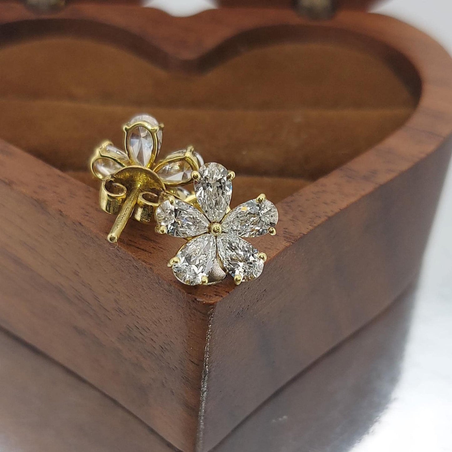 14 Karat Gold Ohrstecker mit tropfenförmigem Blumenmotiv und Diamanten, Labor-Diamantohrstecker, im Labor gezüchteter Diamant, Ohrstecker aus massivem Gold, Blumenohrringe, perfektes Geschenk Moissanite engagement ring in Gold or Platinum — custom handcrafted by Forever For Love