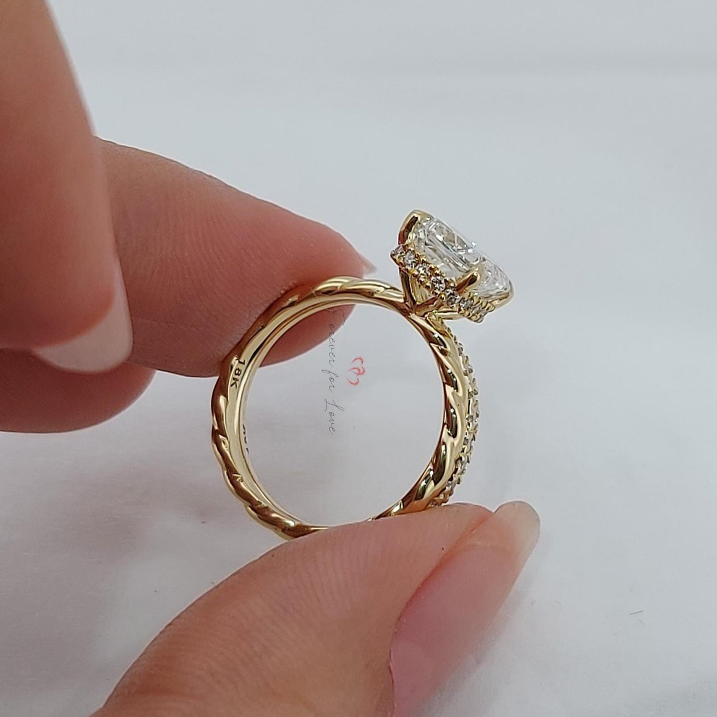 Vollständiger Eternity-Ring mit 2 Karat Kissenschliff-Diamanten Cushion cut Moissanite engagement ring in 935 Argentium Silber — custom handcrafted by Forever For Love