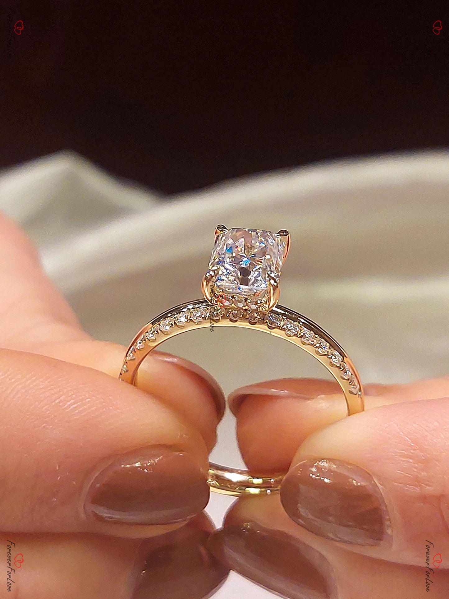 2 Karat strahlender Labor-Diamant & Moissanit Eternity Ring Radiant cut Moissanite engagement ring in 935er Argentium Silber — custom handcrafted by Forever For Love