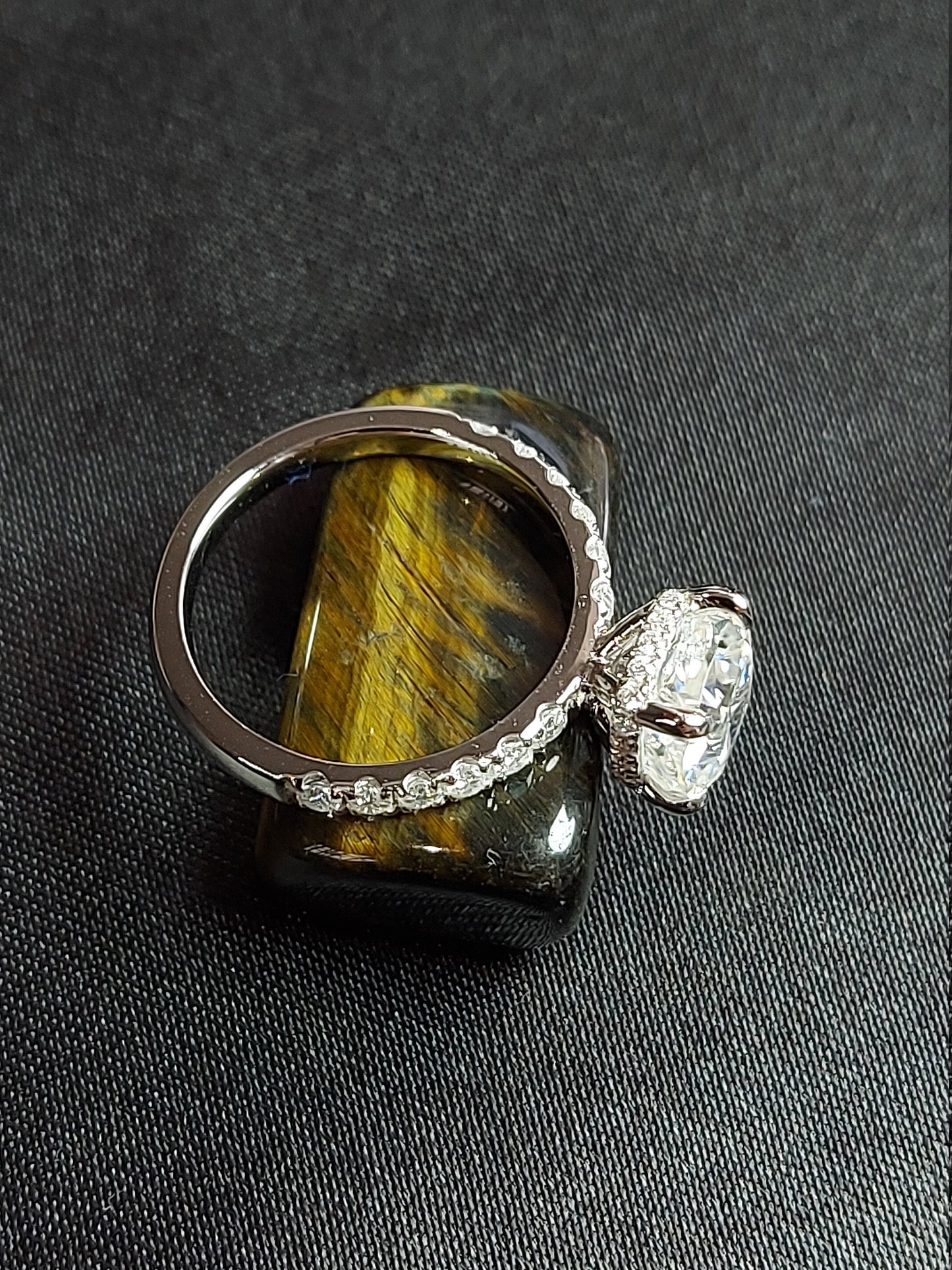 2 Karat kissengeschliffener Moissanit-Verlobungsring, Crushed Ice Hidden Halo Einzigartiger Diamantring Brautring Jubiläumsring Verlobungsring. Cushion cut Moissanite engagement ring in 935er Argentium Silber — custom handcrafted by Forever For Love