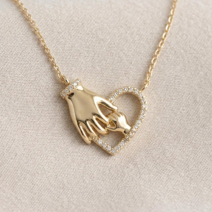 14K Zierliche Mutter-Kind-Hände-Herz-Anhänger-Halskette aus Gelbgold mit Pavé-Diamant-Akzent, Massivgold, Perfektes Geschenk für Mütter
