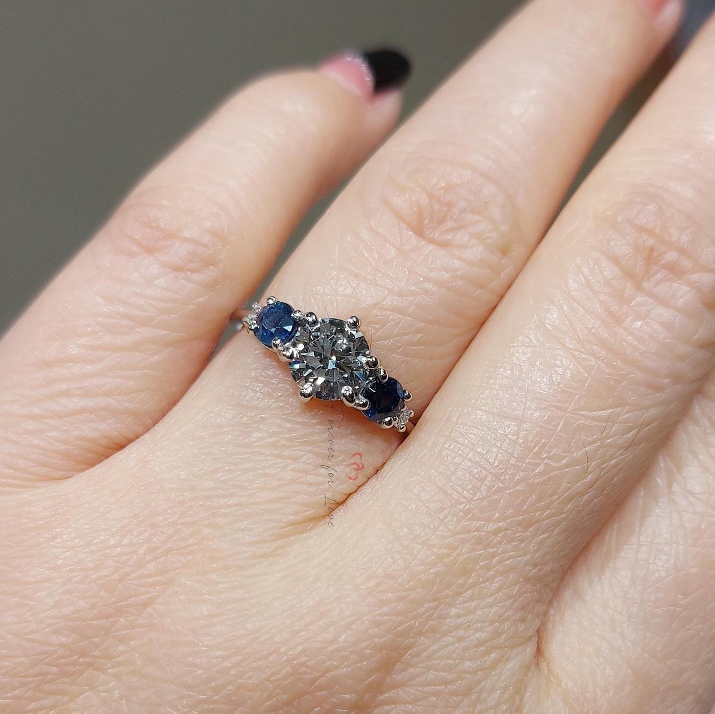 1 Karat runder Diamant, Saphir-Dreisteinring Round cut Moissanite engagement ring in Gold or Platinum — custom handcrafted by Forever For Love