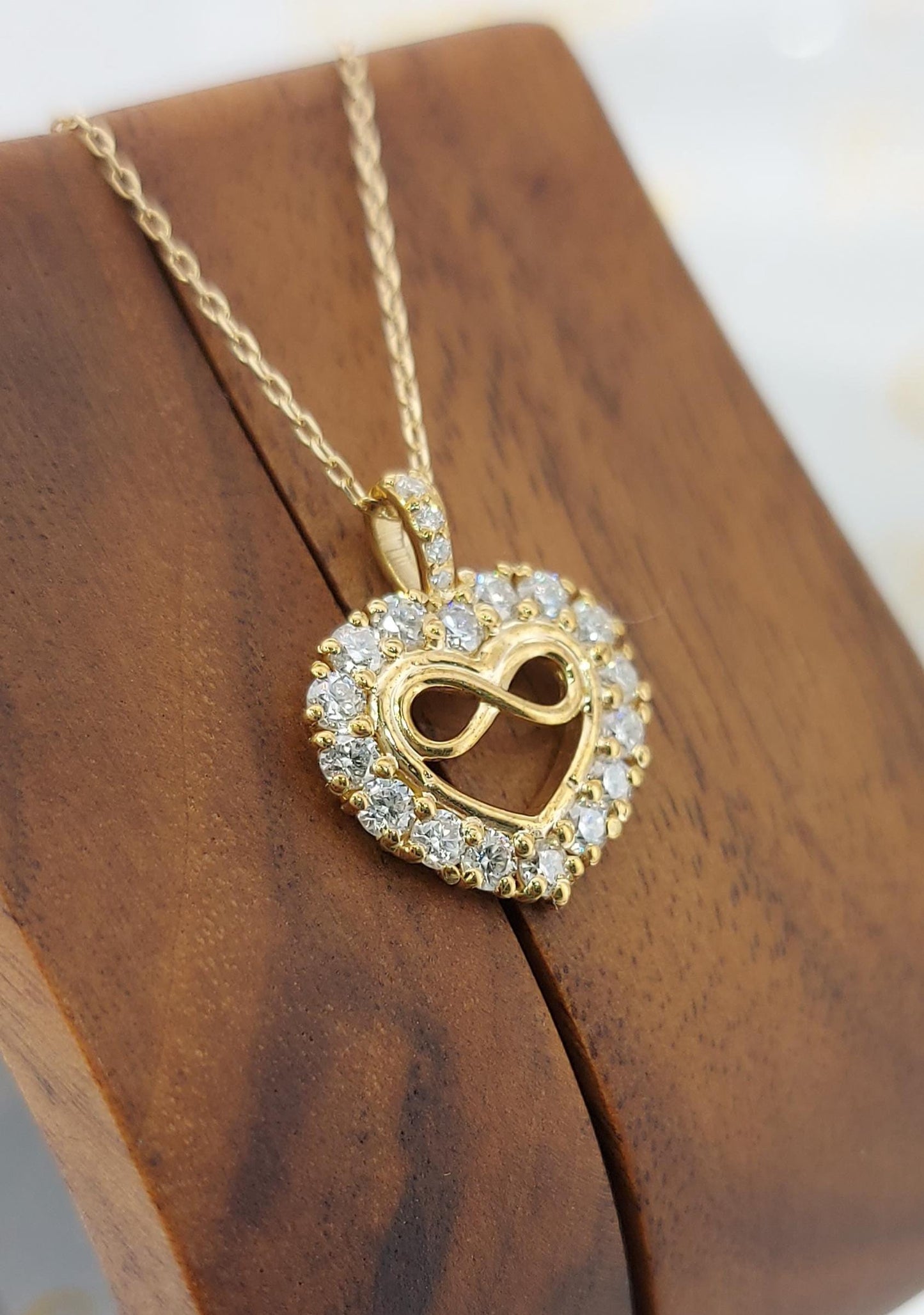 14k Massivgold Unendlichkeit Herz Halskette für Damen, Diamant Unendlichkeits-Herz-Anhänger, Kleine Herzförmige Liebeskette, Geschenk für Sie Moissanite engagement ring in Gold or Platinum — custom handcrafted by Forever For Love