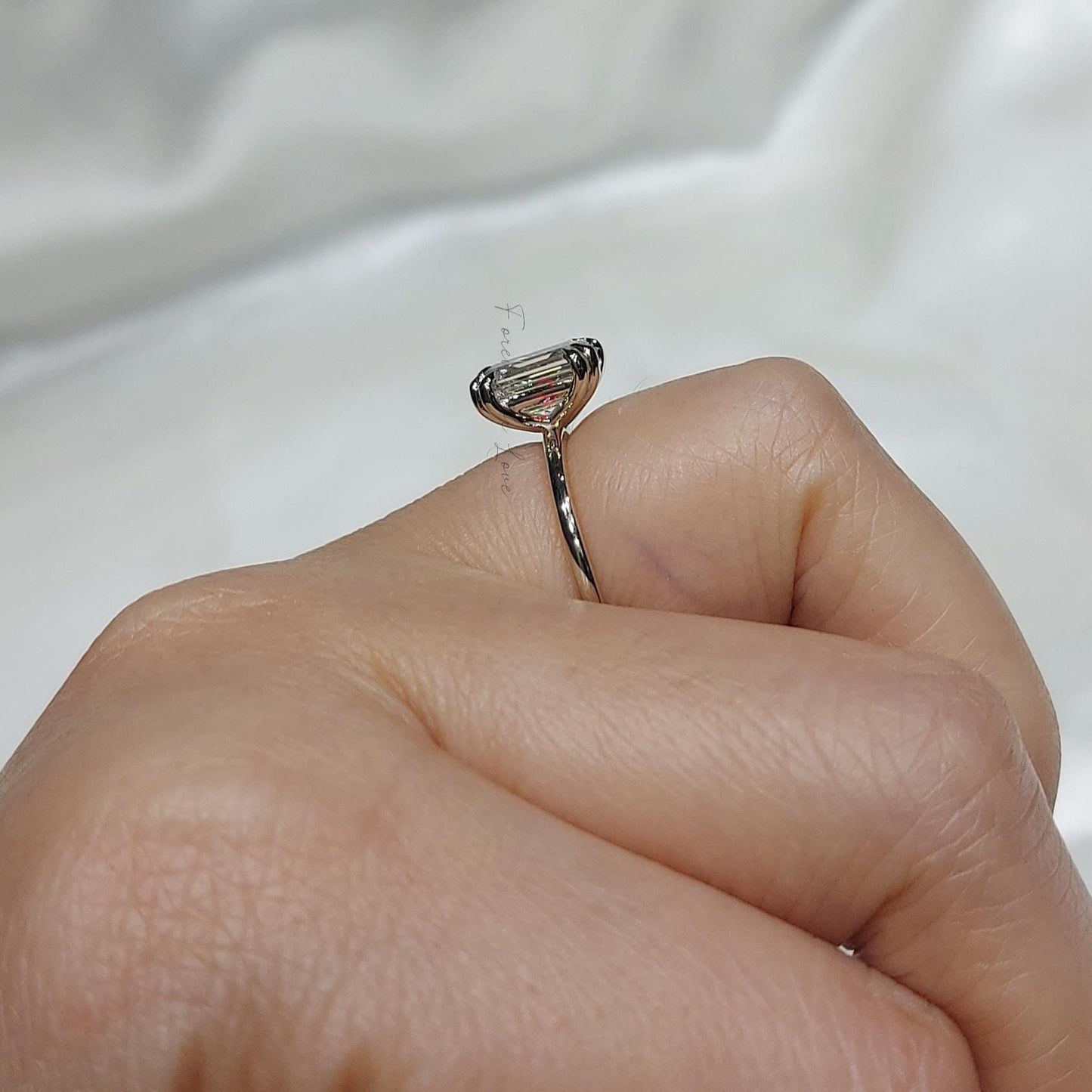 2 Karat IGI zertifizierter Smaragd-Diamant-Verlobungsring mit verstecktem Smaragd-Halo Emerald cut Moissanite engagement ring in 935 Argentium Silber — custom handcrafted by Forever For Love