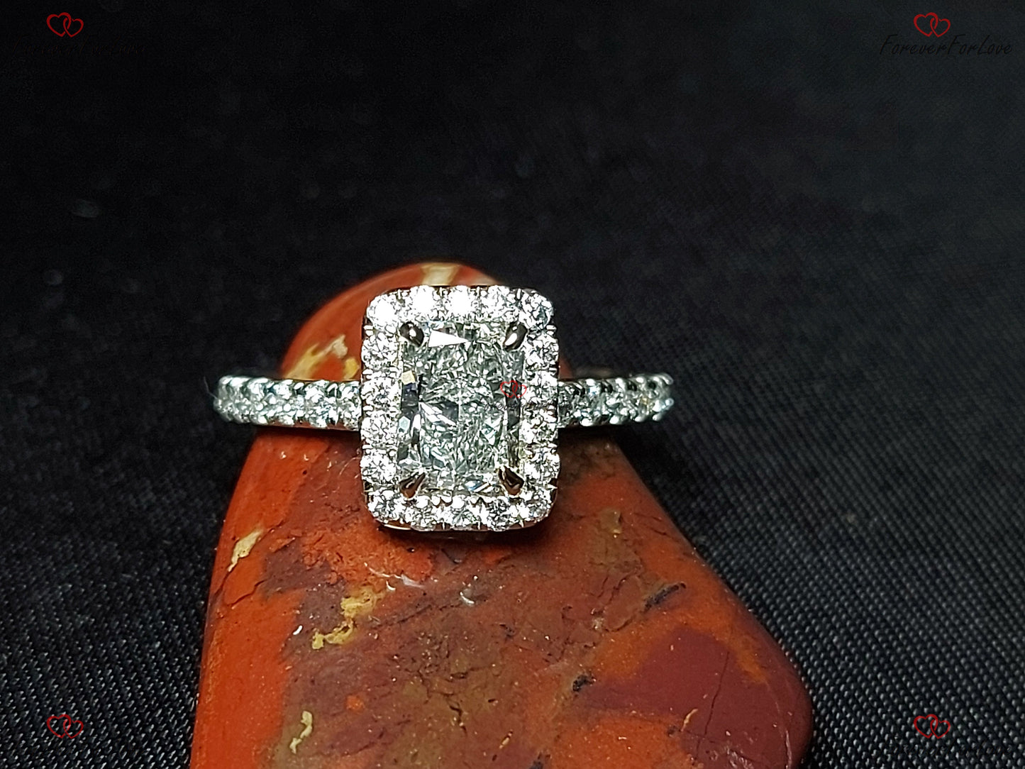 0,7 Karat IGI zertifizierter Radiant Labor-Diamant Halo Verlobungsring Radiant cut Moissanite engagement ring in 935er Argentium Silber — custom handcrafted by Forever For Love