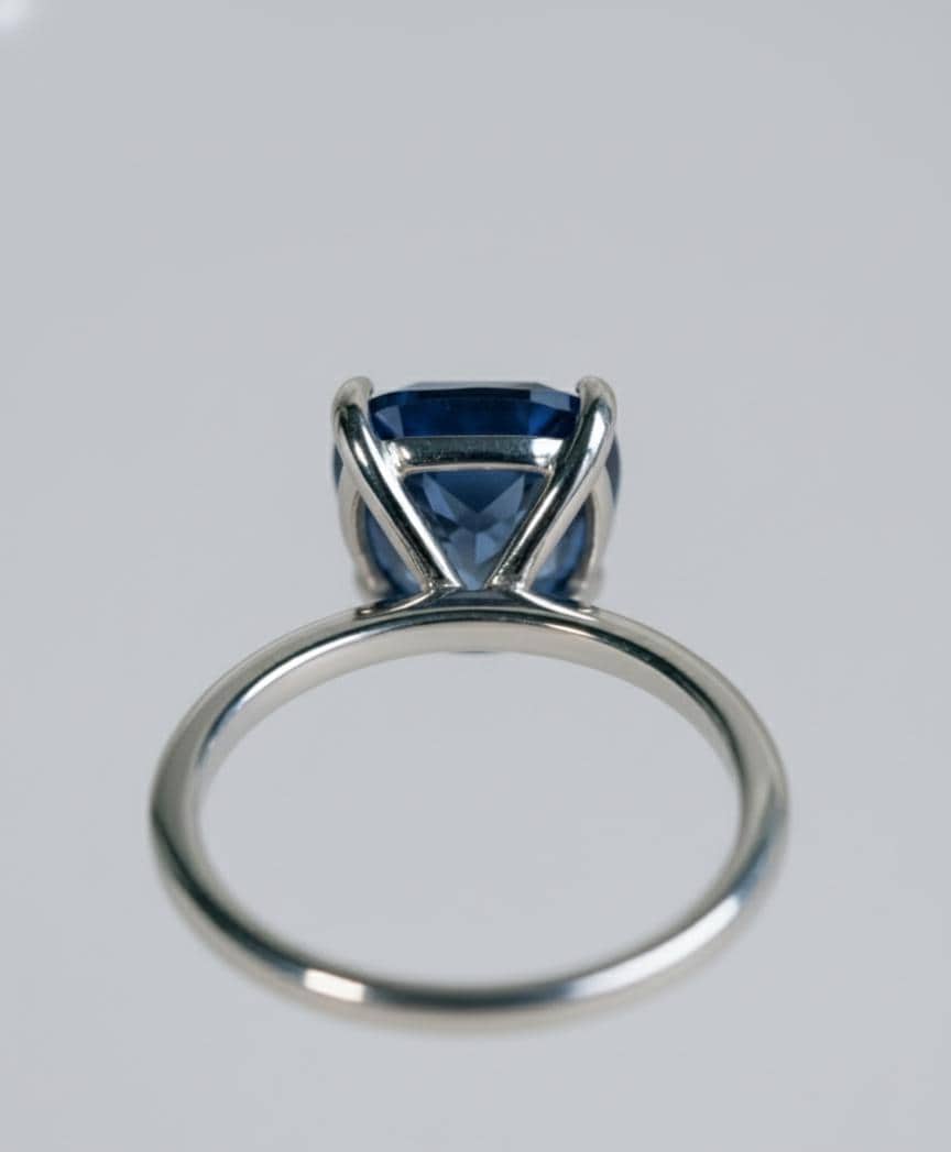 Kissenförmiger blauer Saphirring Cushion cut Moissanite engagement ring in 935er Argentium Silber — custom handcrafted by Forever For Love
