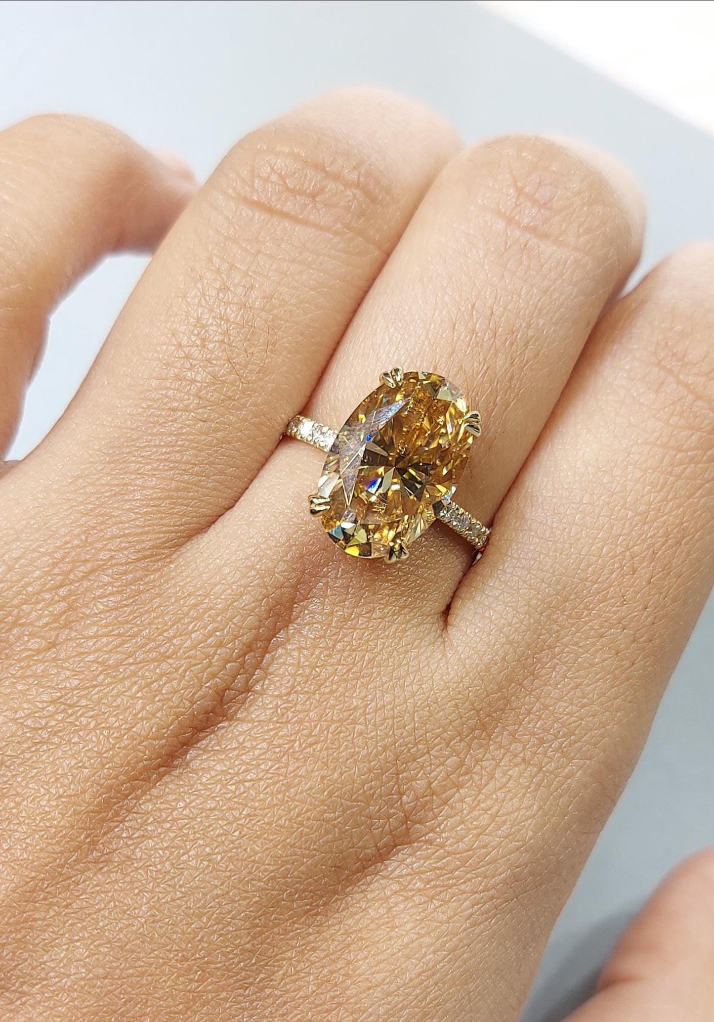 5.5 Karat Ovaler Moissanit Verlobungsring mit verstecktem Halo Oval cut Moissanite engagement ring in 935 Argentium Silber — custom handcrafted by Forever For Love