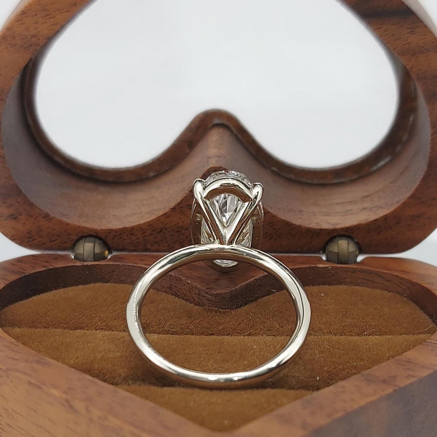 Verlobungsring mit ovalem Diamanten aus dem Labor, 4 Karat Oval cut Moissanite engagement ring in 935er Argentium Silber — custom handcrafted by Forever For Love
