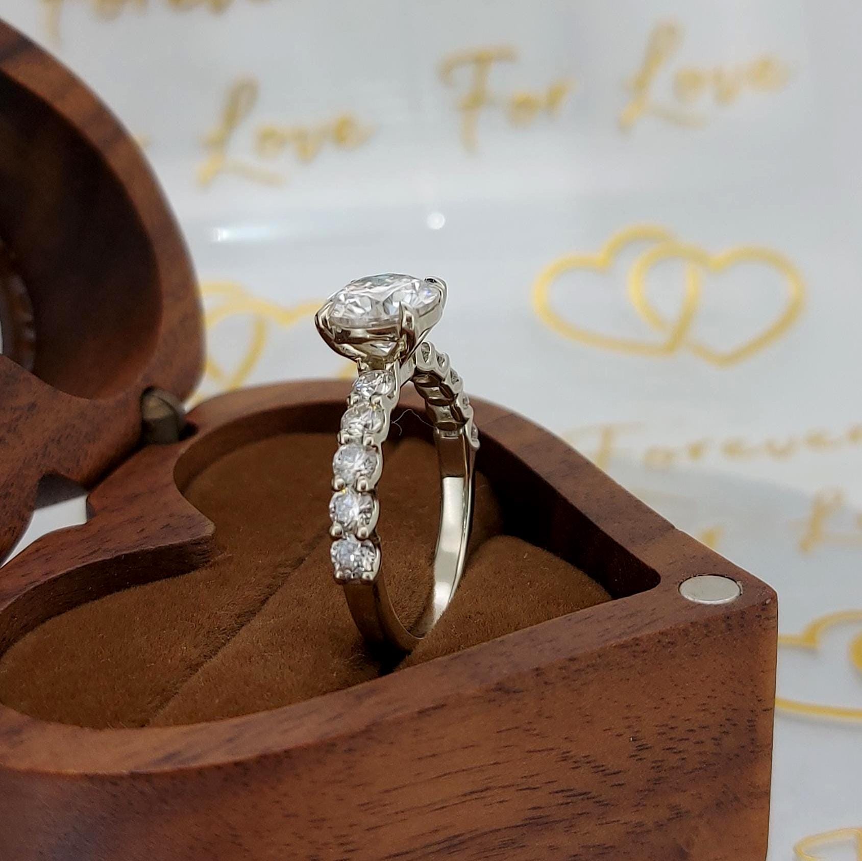 2.5 Ct Round Moissanite Engagement Ring
