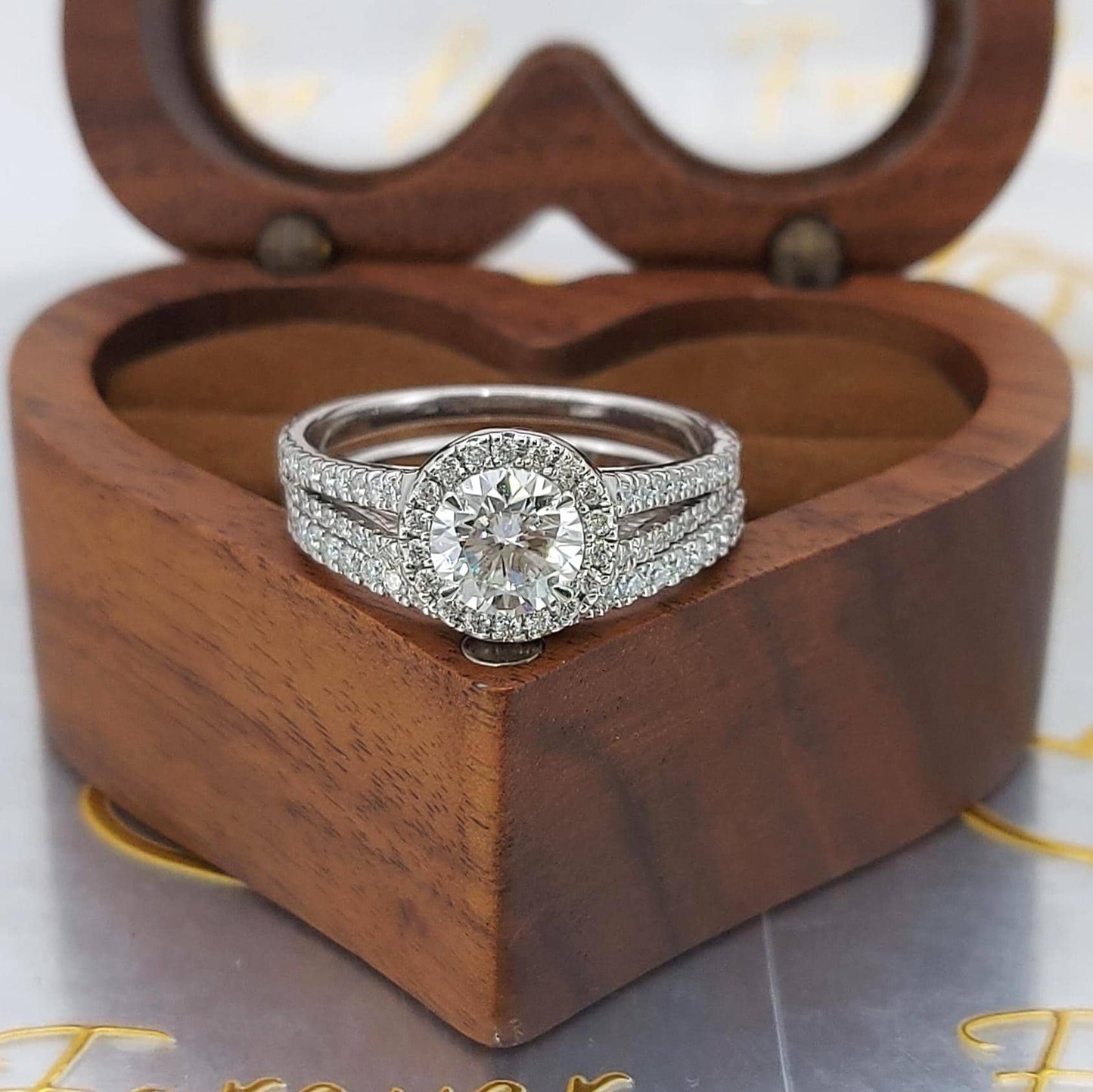 1,7 Karat IGI-zertifiziertes runder Labordiamant Hochzeits-Brautset Round cut Moissanite engagement ring in 935 Argentium Silber — custom handcrafted by Forever For Love