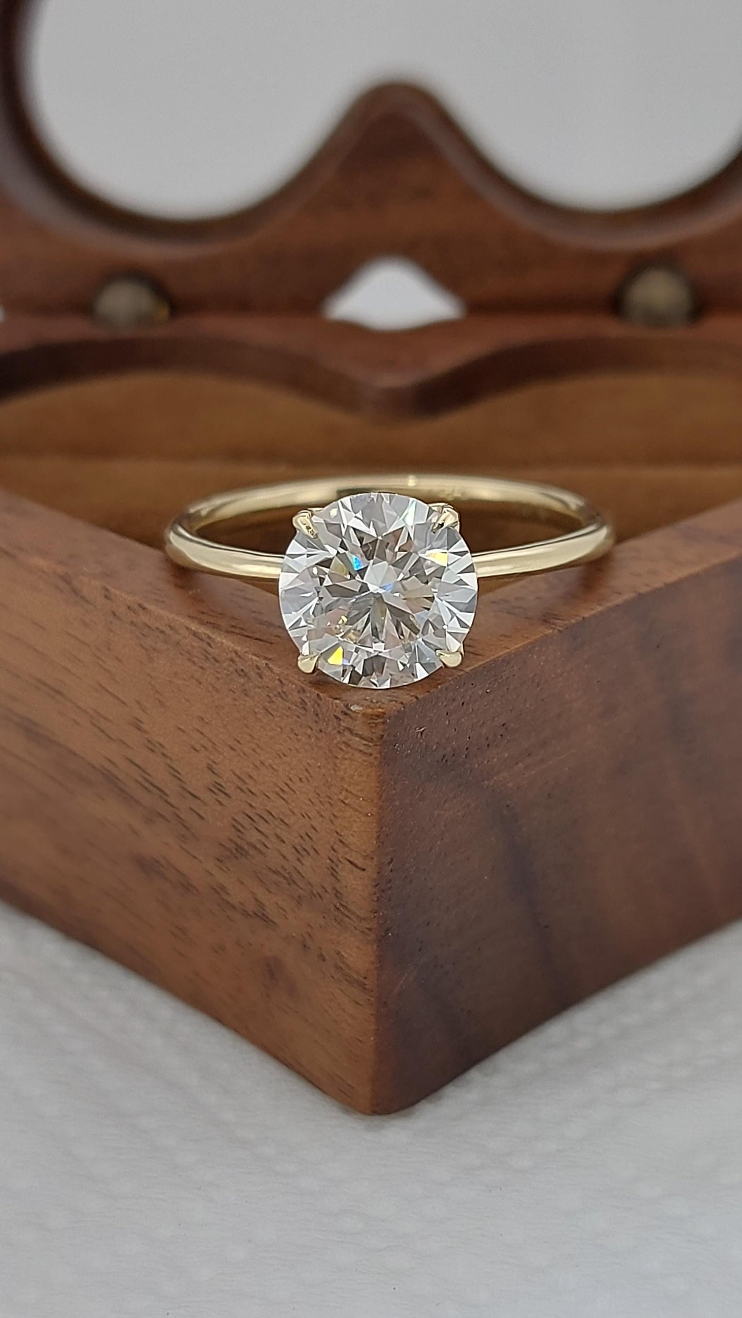 Verlobungsring mit 2 Karat IGI-zertifiziertem runden Labordiamant Round cut Moissanite engagement ring in 935 Argentium Silber — custom handcrafted by Forever For Love