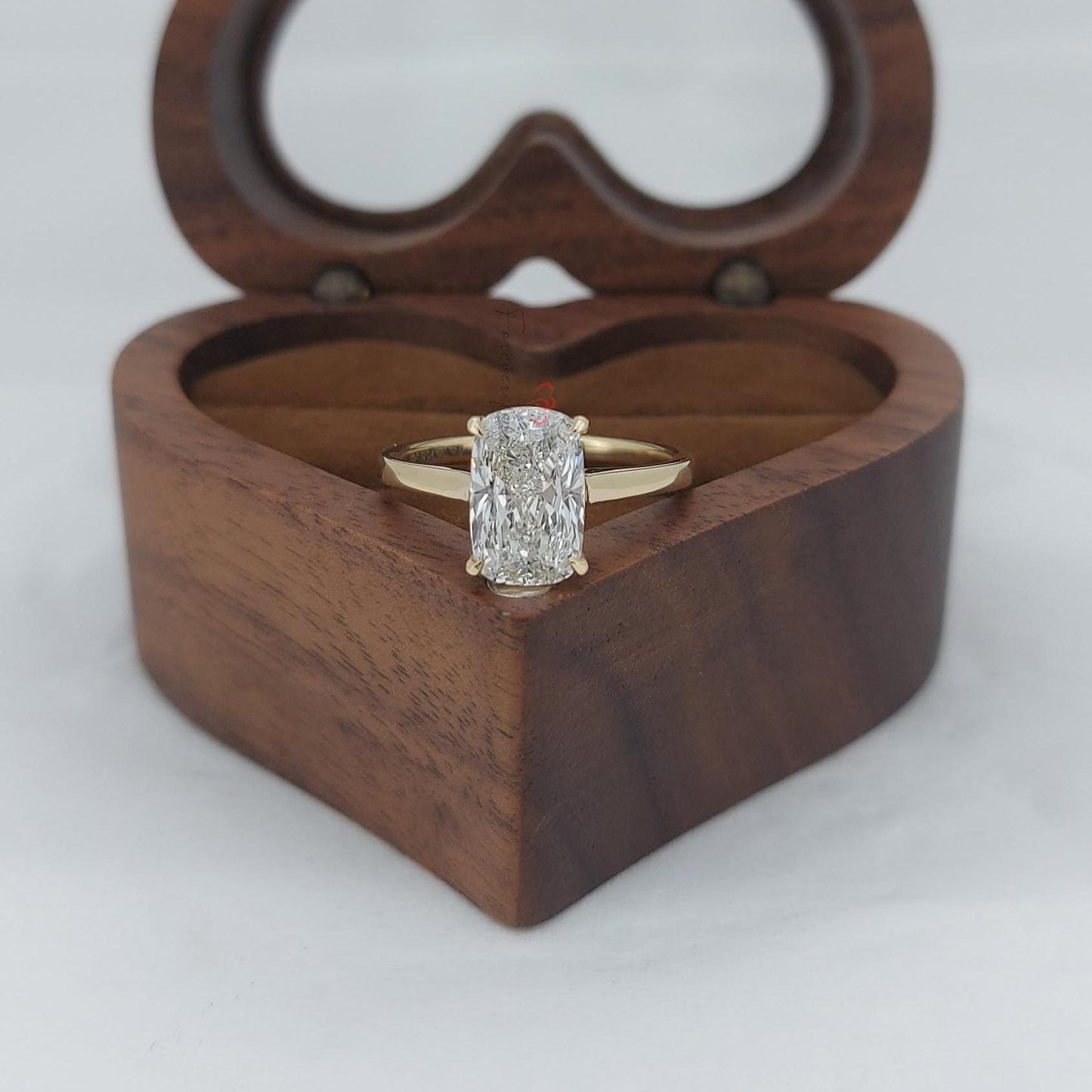 Bague de fiançailles en diamant de laboratoire 2 carats taille coussin certifiée IGI Cushion cut 1Ct Moissanite taille brillant engagement ring in Gold or Platinum — custom handcrafted by Forever For Love