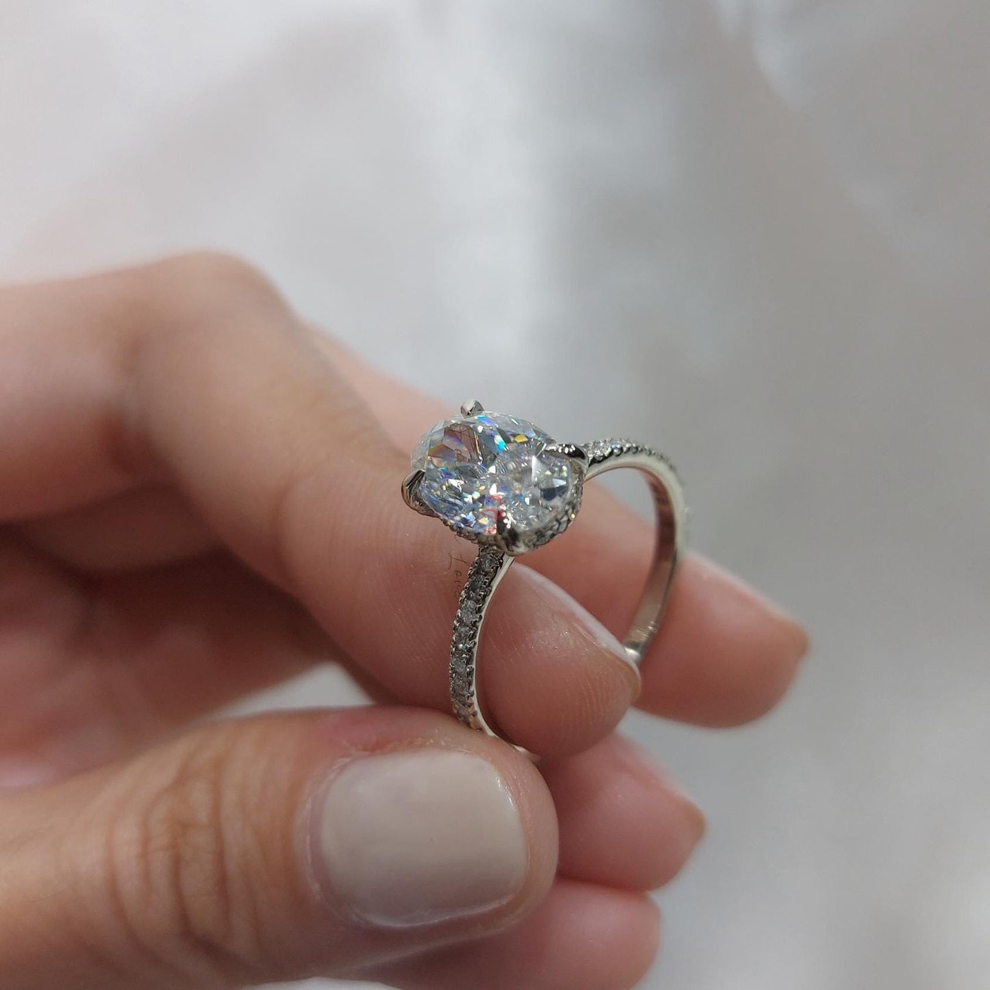 Bague de fiançailles en diamant ovale 2 carats, moissanite Oval cut 1Ct Moissanite taille brillant engagement ring in Gold or Platinum — custom handcrafted by Forever For Love