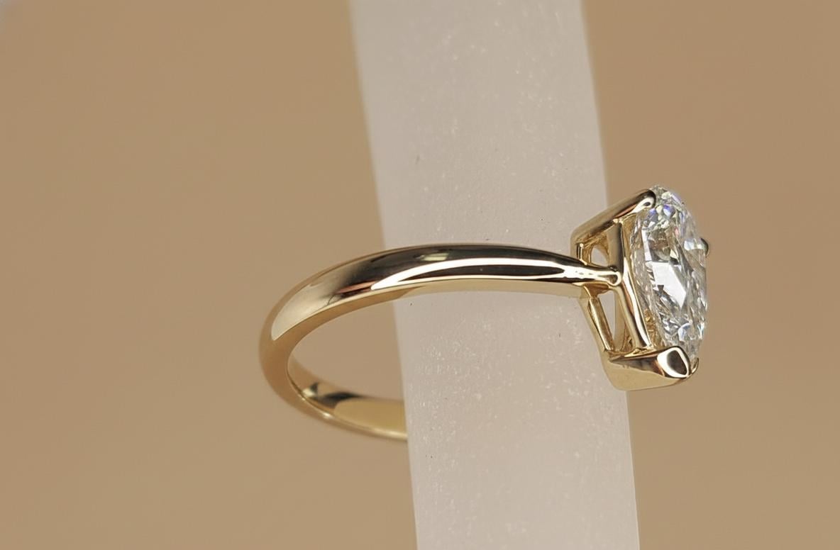 Bague de fiançailles poire 1,25 carat en diamant de laboratoire Pear cut 1Ct Moissanite Taille Brillant engagement ring in Gold or Platinum — custom handcrafted by Forever For Love