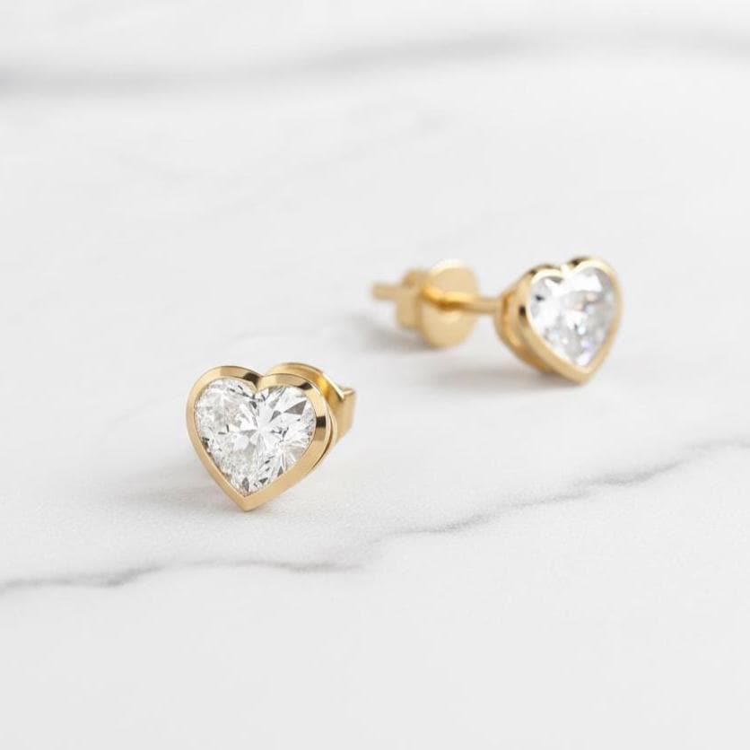 14K herzförmige Labor-Diamantohrringe, Lünettenfassung, Ohrstecker, einzigartiges Design, minimalistisches Jubiläumsgeschenk, perfektes Geschenk für sie. Moissanite engagement ring in Gold or Platinum — custom handcrafted by Forever For Love