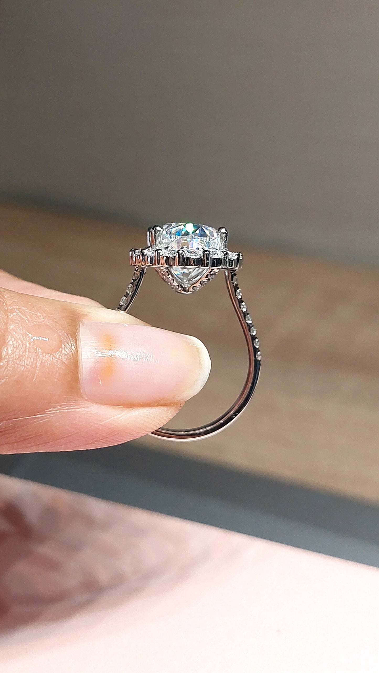Bague de fiançailles auréole ovale en moissanite de 7 carats (15x9mm) Oval cut 1Ct Moissanite taille brillant engagement ring in Gold or Platinum — custom handcrafted by Forever For Love