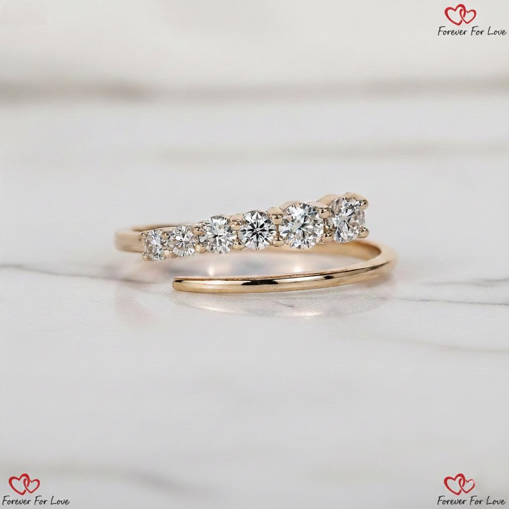 Bague de mariage ouverte en diamant de laboratoire, bague de mariage ajourée, bague manchette empilable pour femme, bague en diamant taille ronde, bague à serti croisé, bague de tous les jours Round cut Moissanite taille brillant engagement ring in Gold or Platinum — custom handcrafted by Forever For Love