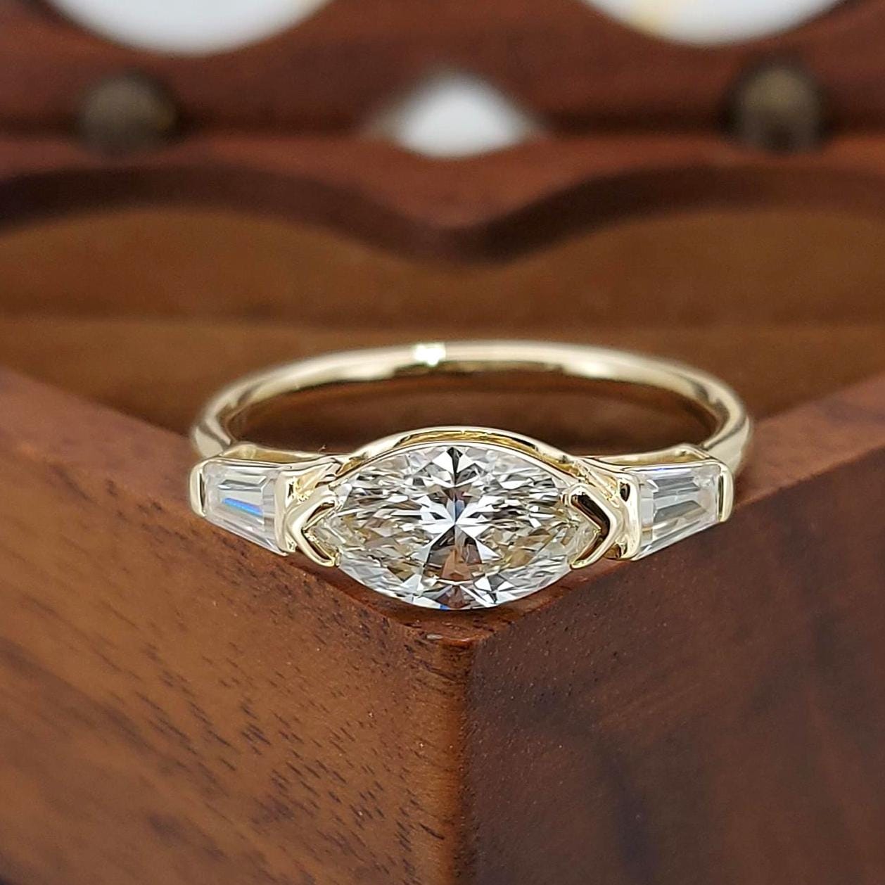 Bague de fiançailles avec diamant de laboratoire baguette de 1,5 carat Baguette cut 1Ct Moissanite Taille Brillant engagement ring in Gold or Platinum — custom handcrafted by Forever For Love