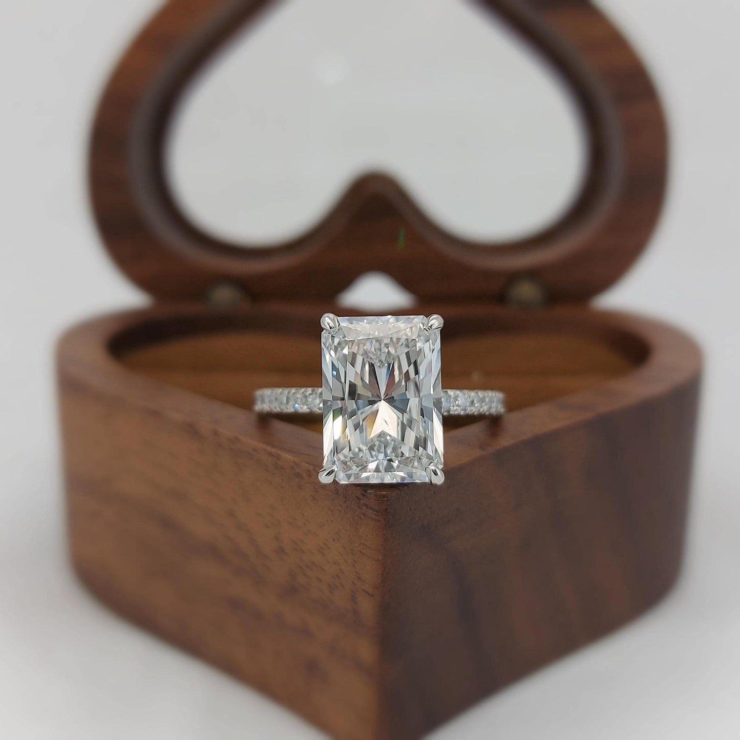 Bague de fiançailles avec diamant radiant certifié IGI de 4,06 carats Radiant cut 1Ct Moissanite taille brillant engagement ring in Gold or Platinum — custom handcrafted by Forever For Love