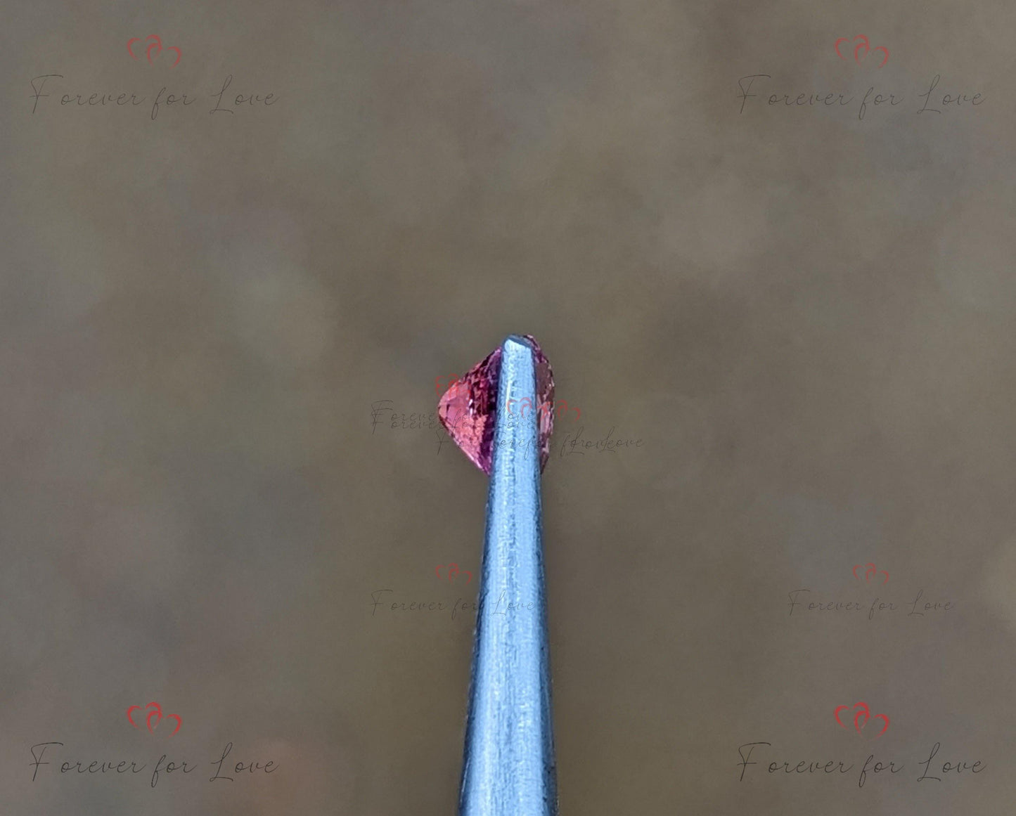 Saphir Padparadscha 0,69 carats, Pierre précieuse naturelle de Ceylan de forme ovale non chauffée non traitée, 5,5 x 4 x 3,8 mm Moissanite engagement ring in Gold or Platinum — custom handcrafted by Forever For Love