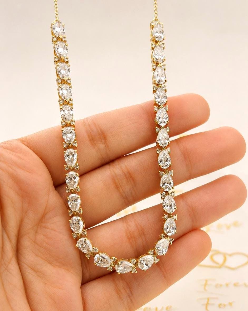 Halskette mit birnenförmigem und rundem Labordiamant, 18 Zoll, 8,7 Karat Diamanthalskette, 14K Gold Labordiamantkette, Wunderschöne weiße Diamanten Moissanite engagement ring in Gold or Platinum — custom handcrafted by Forever For Love