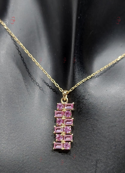 Baguette & runder Diamant-Halsketten-Anhänger, im Labor gezüchteter rosa Saphir, Art Deco asymmetrischer Anhänger, minimalistisches elegantes Halsketten-Geschenk für Sie