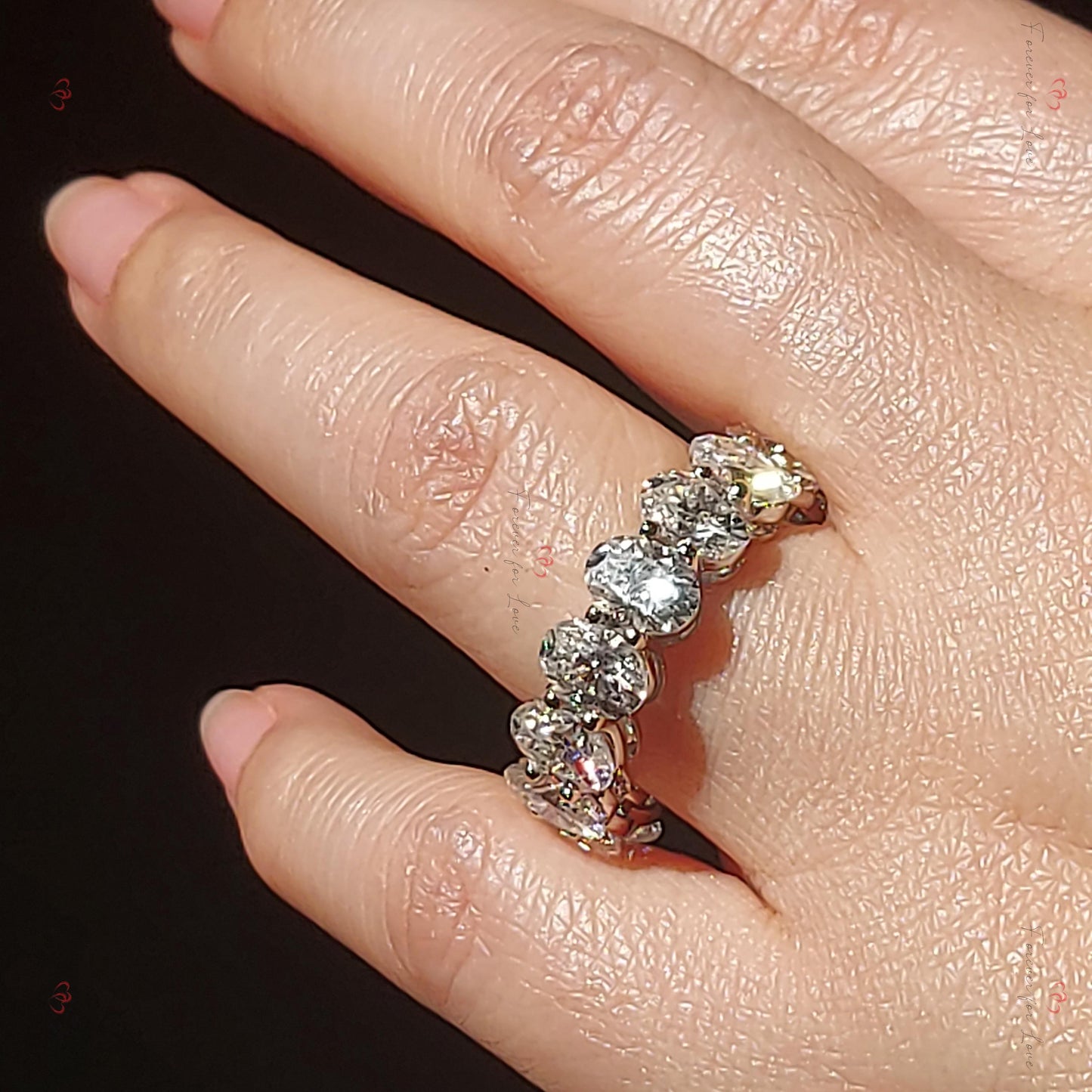 3,2 Karat Smaragd Moissanit Eternity-Band Oval cut Moissanite engagement ring in 935 Argentium Silber — custom handcrafted by Forever For Love