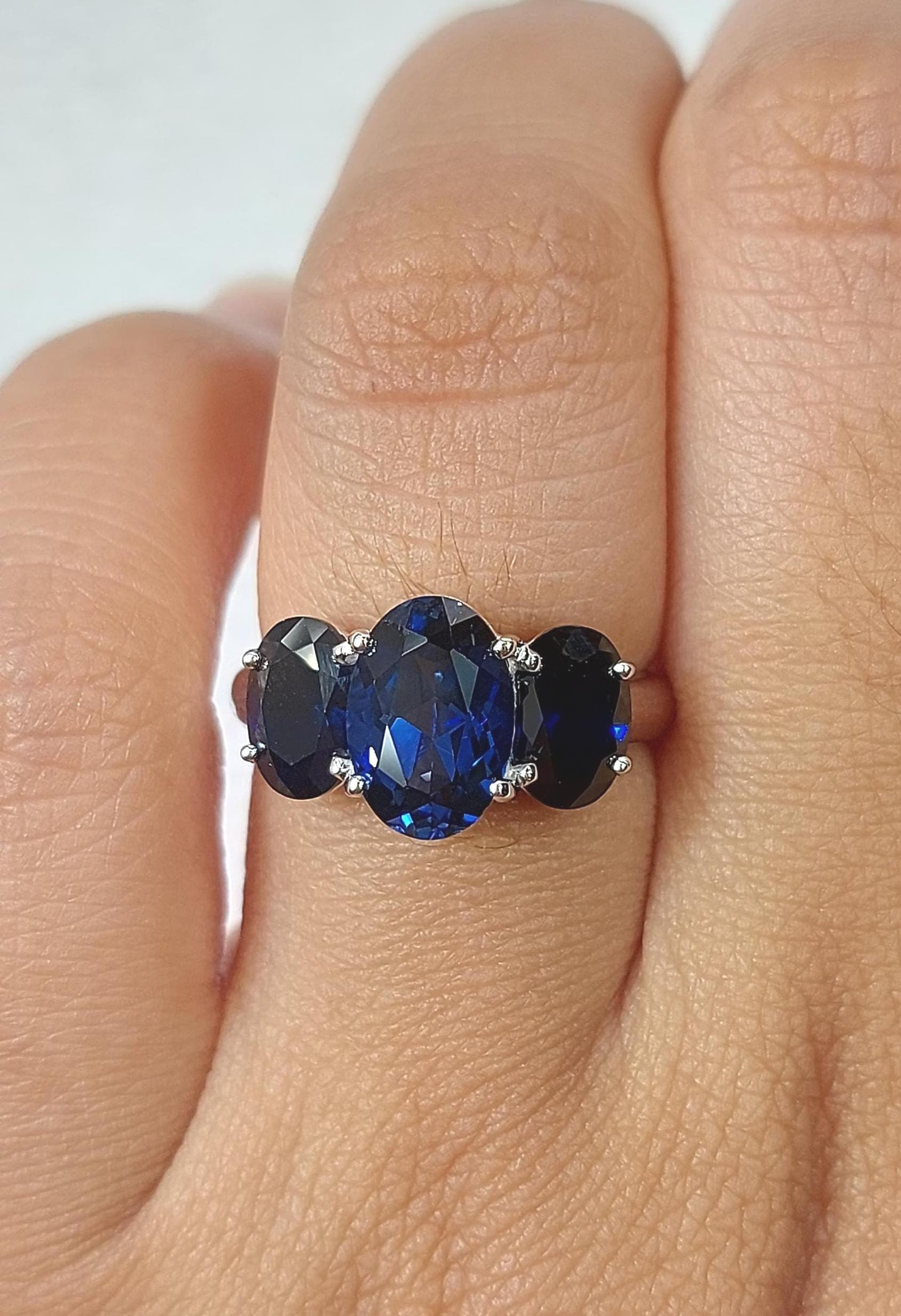 14k Ring mit oval geschliffenem, tief königsblauem Saphir, blauer Saphir, oval geschliffener Saphirring, im Labor hergestellter Saphir, ethisch unbedenklich, perfektes Geschenk Oval cut Moissanite engagement ring in 935 Argentium Silber — custom handcrafted by Forever For Love