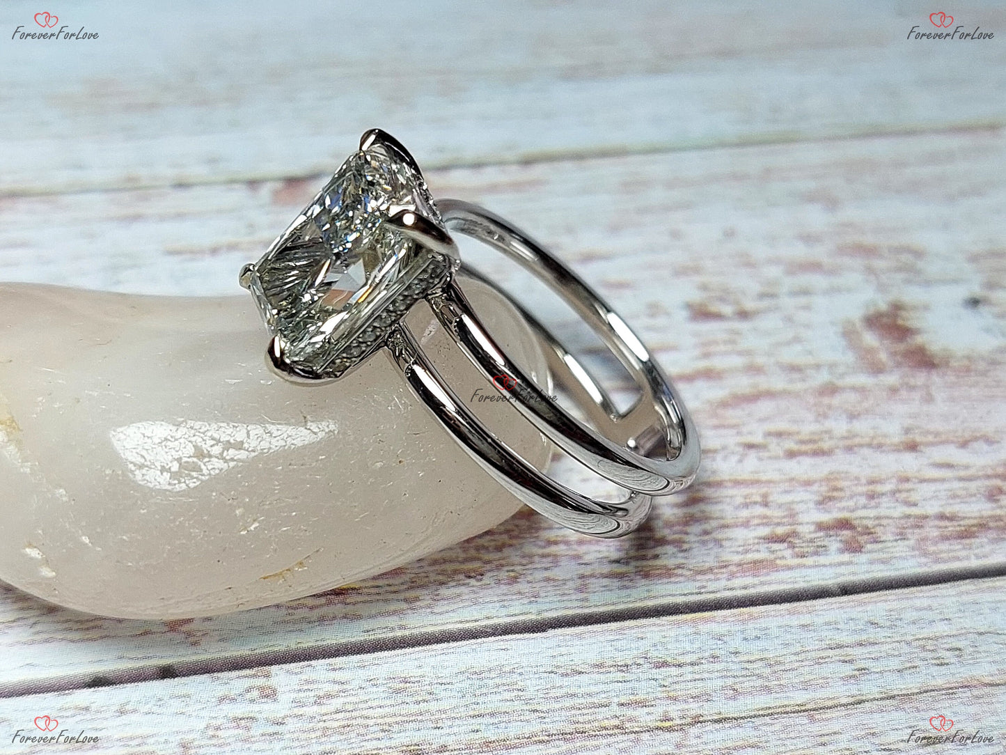 Bague de fiançailles solitaire à diamant radiant certifié IGI de 2,6 carats Radiant cut 1Ct Moissanite taille brillant engagement ring in Gold or Platinum — custom handcrafted by Forever For Love