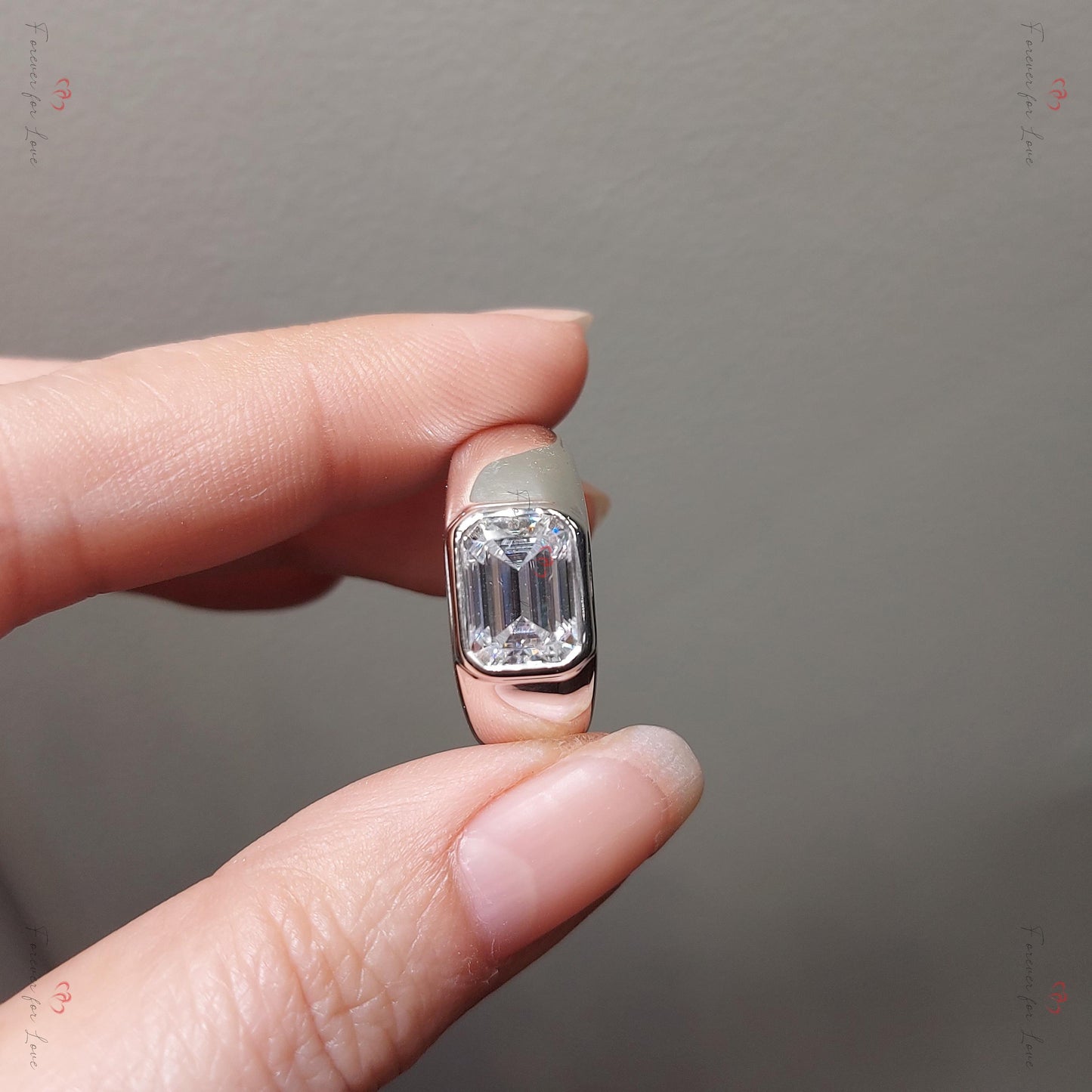 Vollrand-Solitärring für Herren, Smaragdschliff Moissanit Statement Ring, Hochzeit für Ihn, Jahrestagsgeschenk, Ring für Ihn, Vatertagsgeschenk Emerald cut Moissanite engagement ring in 935 Argentium Silber — custom handcrafted by Forever For Love